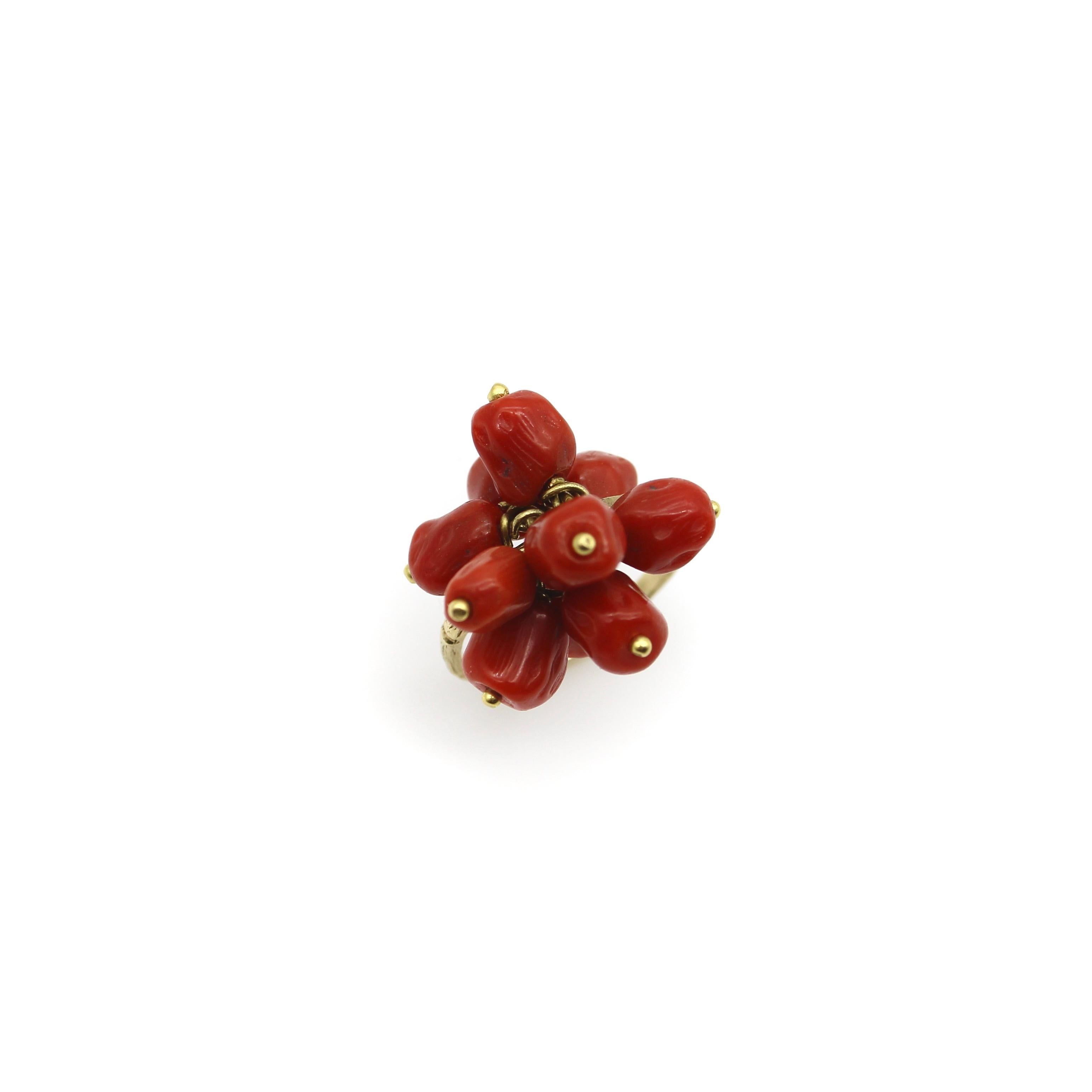 18k Gold Vintage Coral Berry Cluster Ring In Good Condition For Sale In Venice, CA
