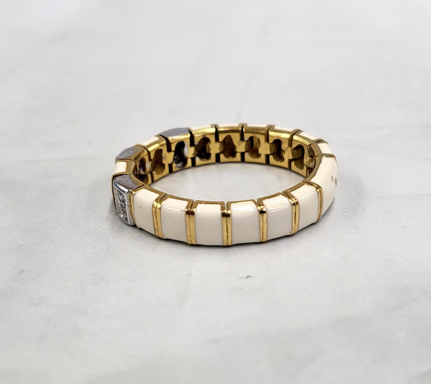 18K Gold Vintage Italian White Enamel Diamond Mesh Ring  Mesh Jewelry In Good Condition For Sale In Los Angeles, CA