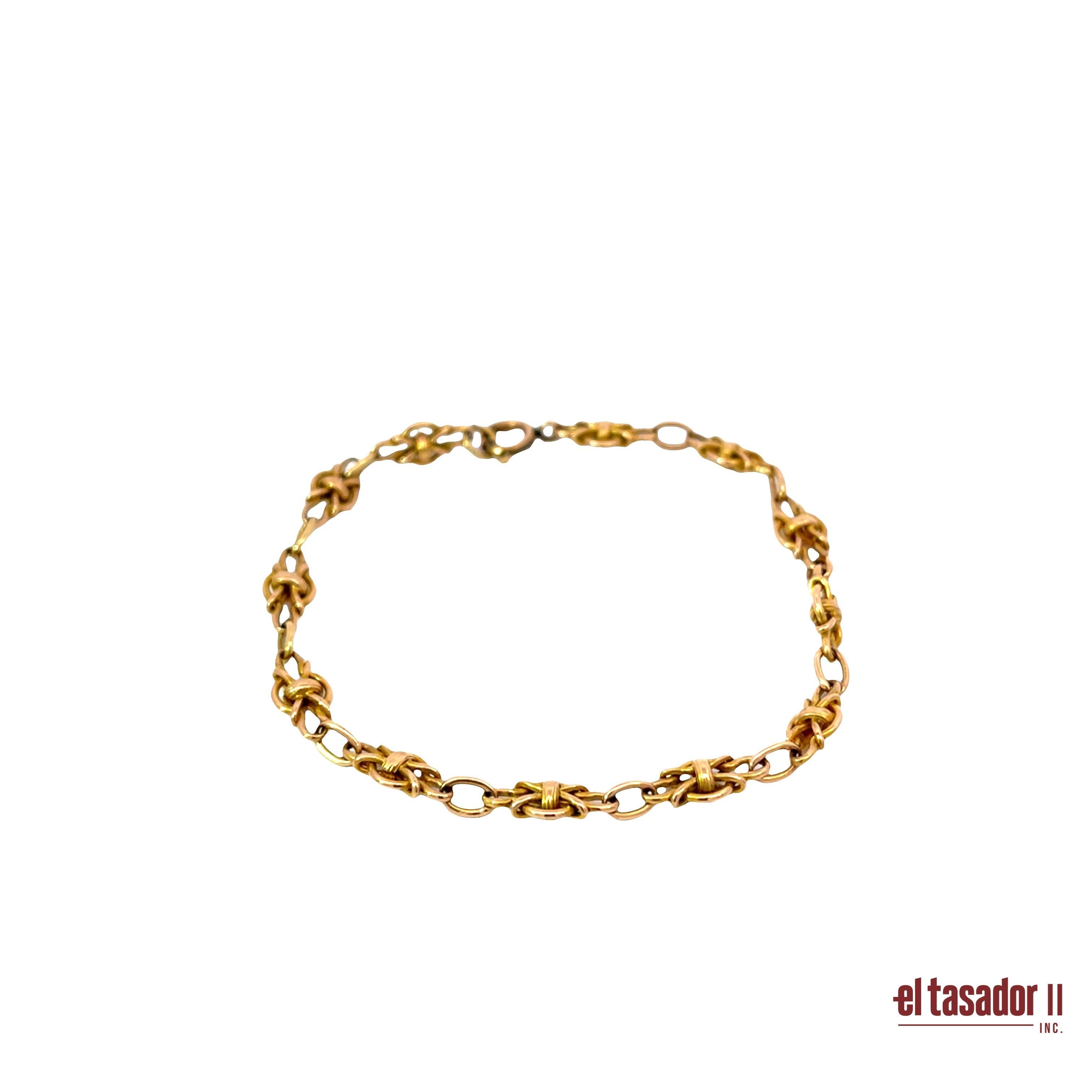 Questo elegante bracciale vintage è realizzato in oro giallo 18 carati e pesa 9 grammi, mostrando sia sostanza che design raffinato. Il suo intricato motivo a maglie crea una struttura delicata ma resistente, offrendo una versatilità senza tempo per