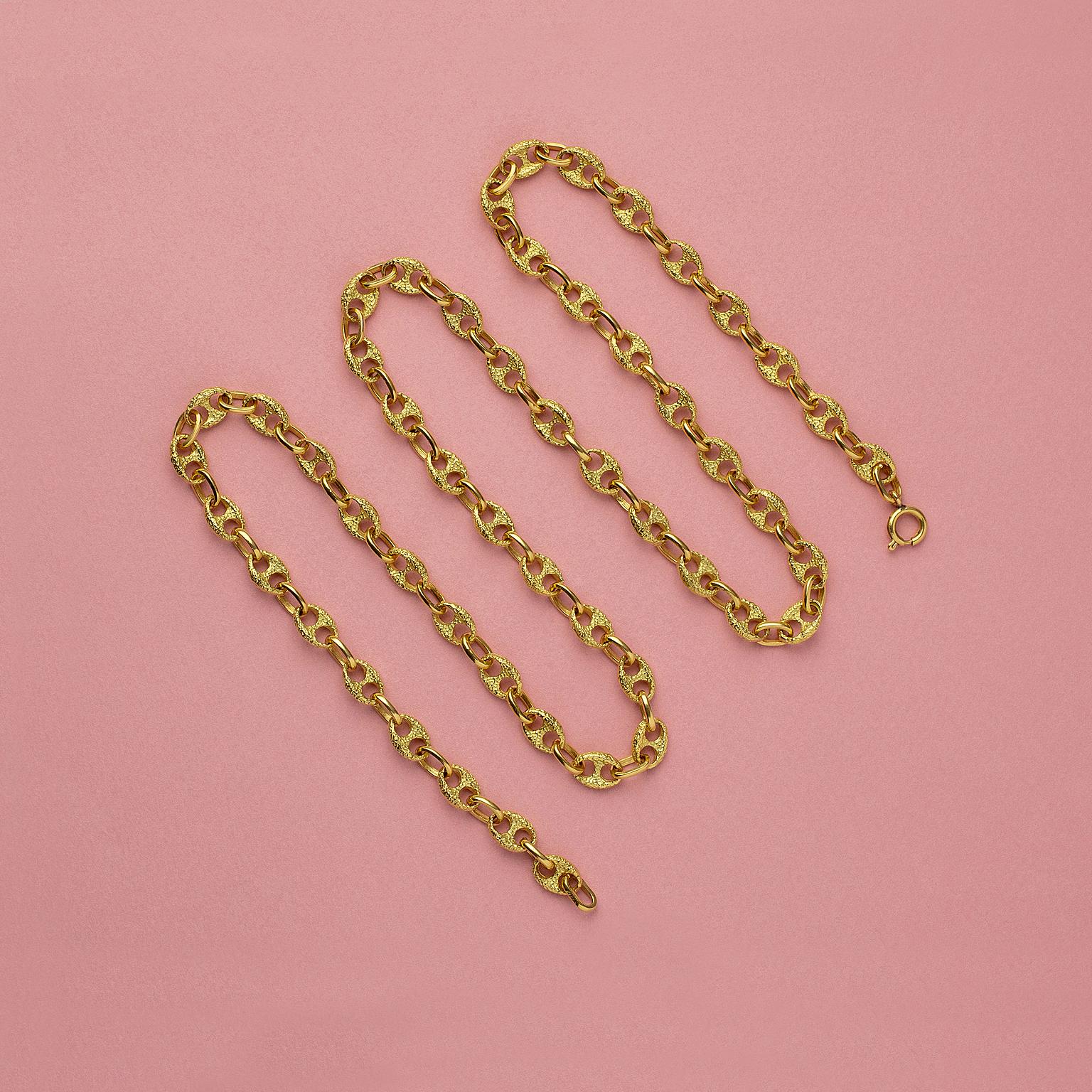 An 18 carat gold mariner chain with textured and polished links, Italian, circa 1970.

weight: 64.86 grams
length: 71.5 cm