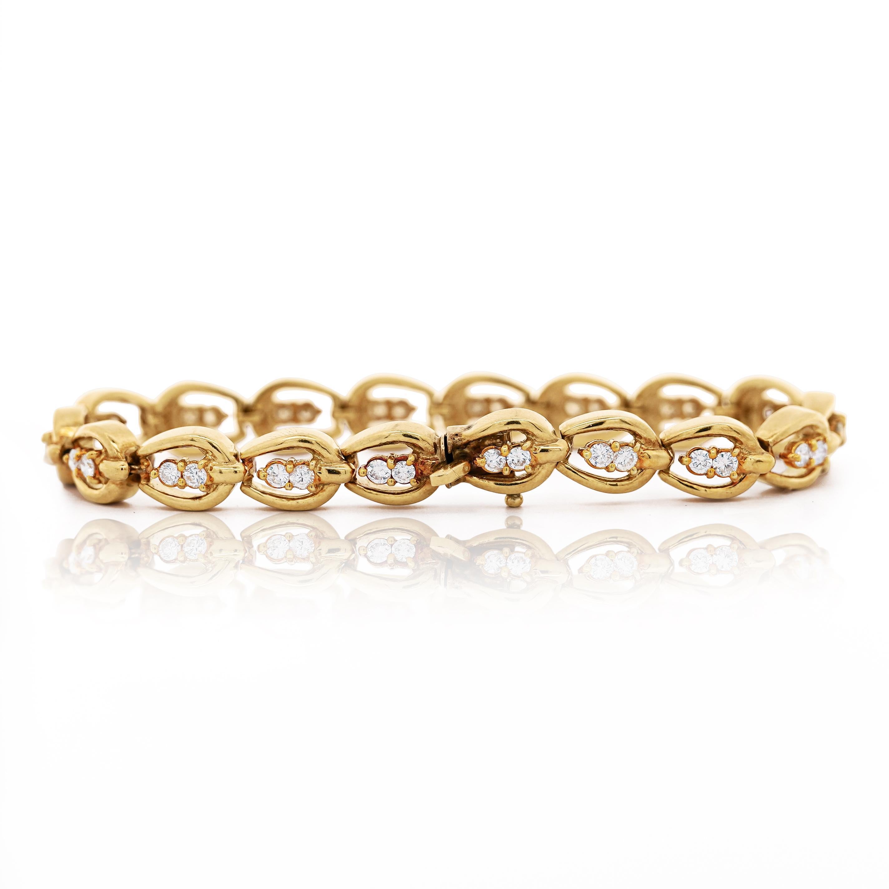 Bracelet vintage en or jaune 18k à maillons entrelacés et diamants de taille ronde. Convient à un poignet de 7 pouces. Le bracelet a une hauteur parfaite par rapport au poignet. La largeur de 7,7 mm offre une couverture parfaite sur le poignet sans