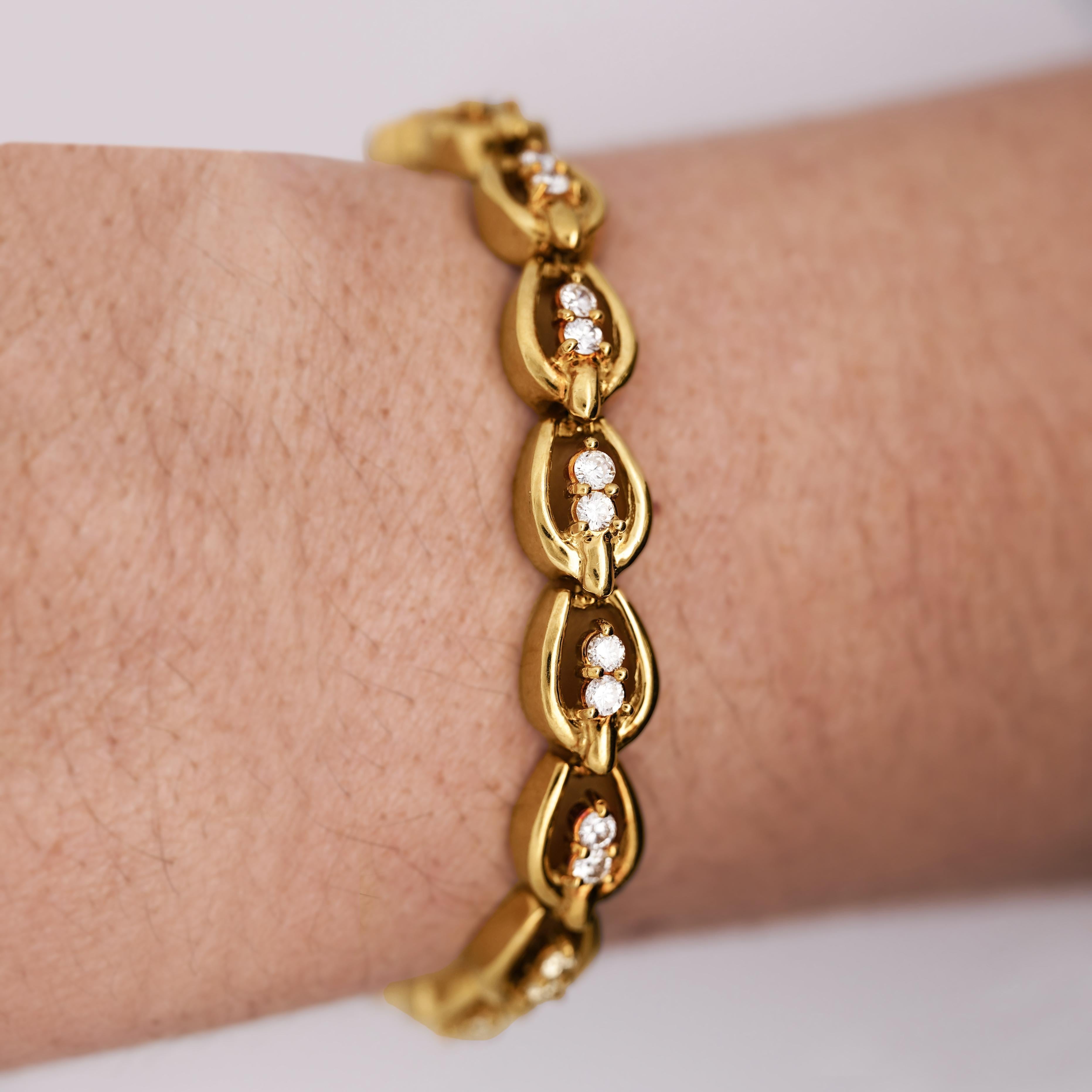 Bracelet Vintage en or 18K à maillons ovales entrelacés et diamants en vente 1