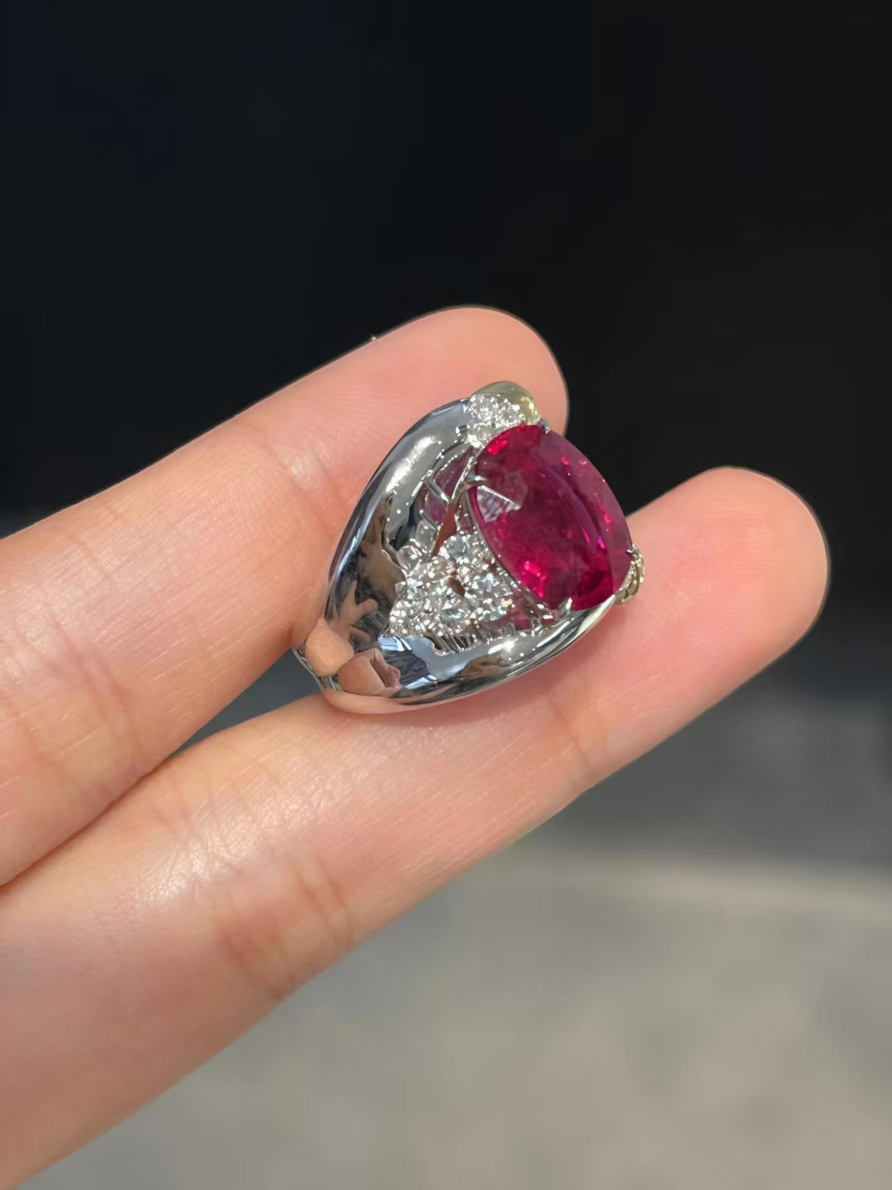 3,91 carati di tormalina rubellite vivida Anello cocktail con diamante Pensa oro 

Pietra principale - 3.91 CT
Diamante - 0,63 CT 
Peso totale - 9,27 GM

Tormalina brillante: Presenta una tormalina rubellite vivida con un colore ricco e intenso, che