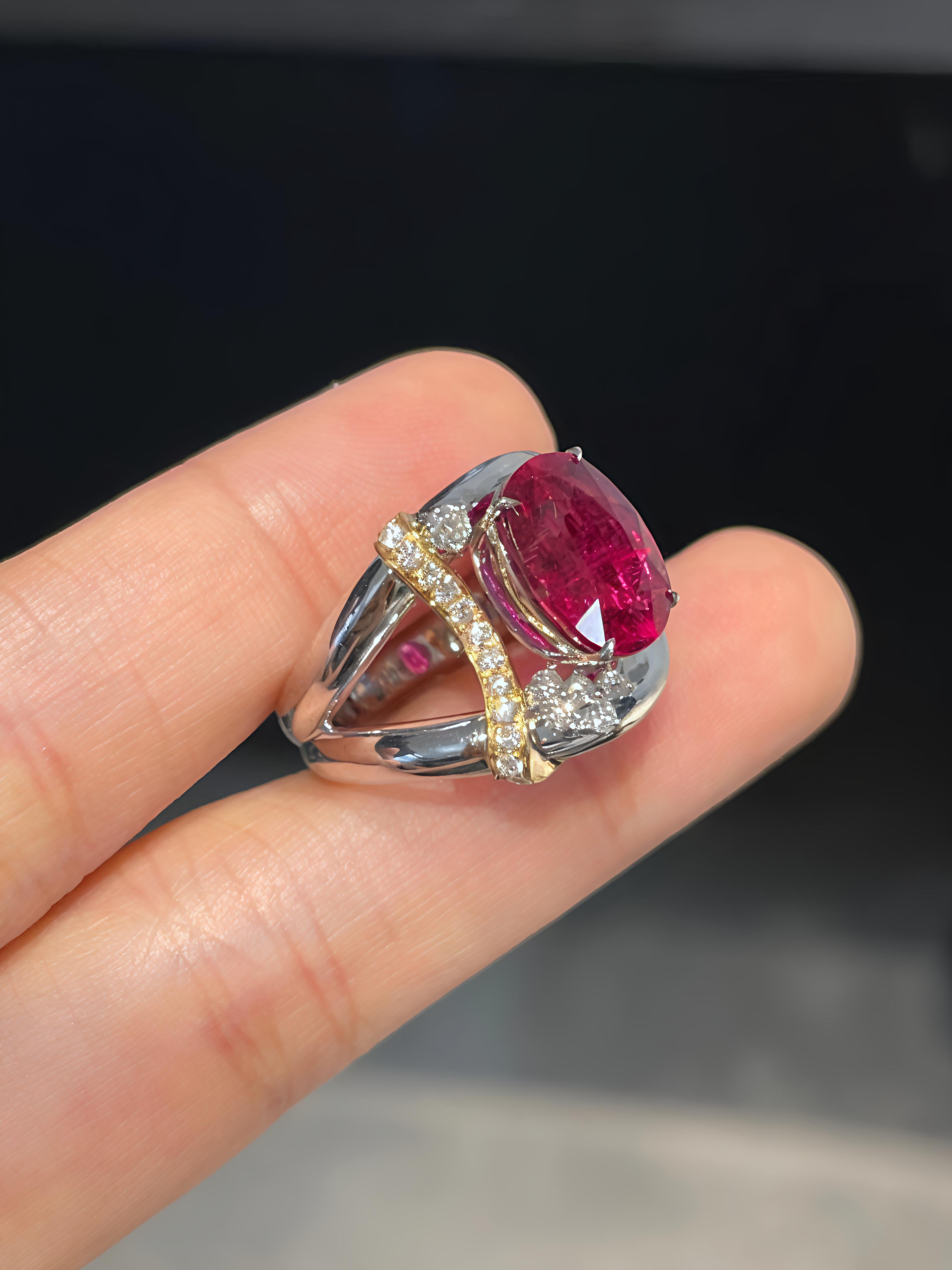Moderno 3,91 carati di tormalina rubellite vivida Anello cocktail con diamante Pensa oro in vendita