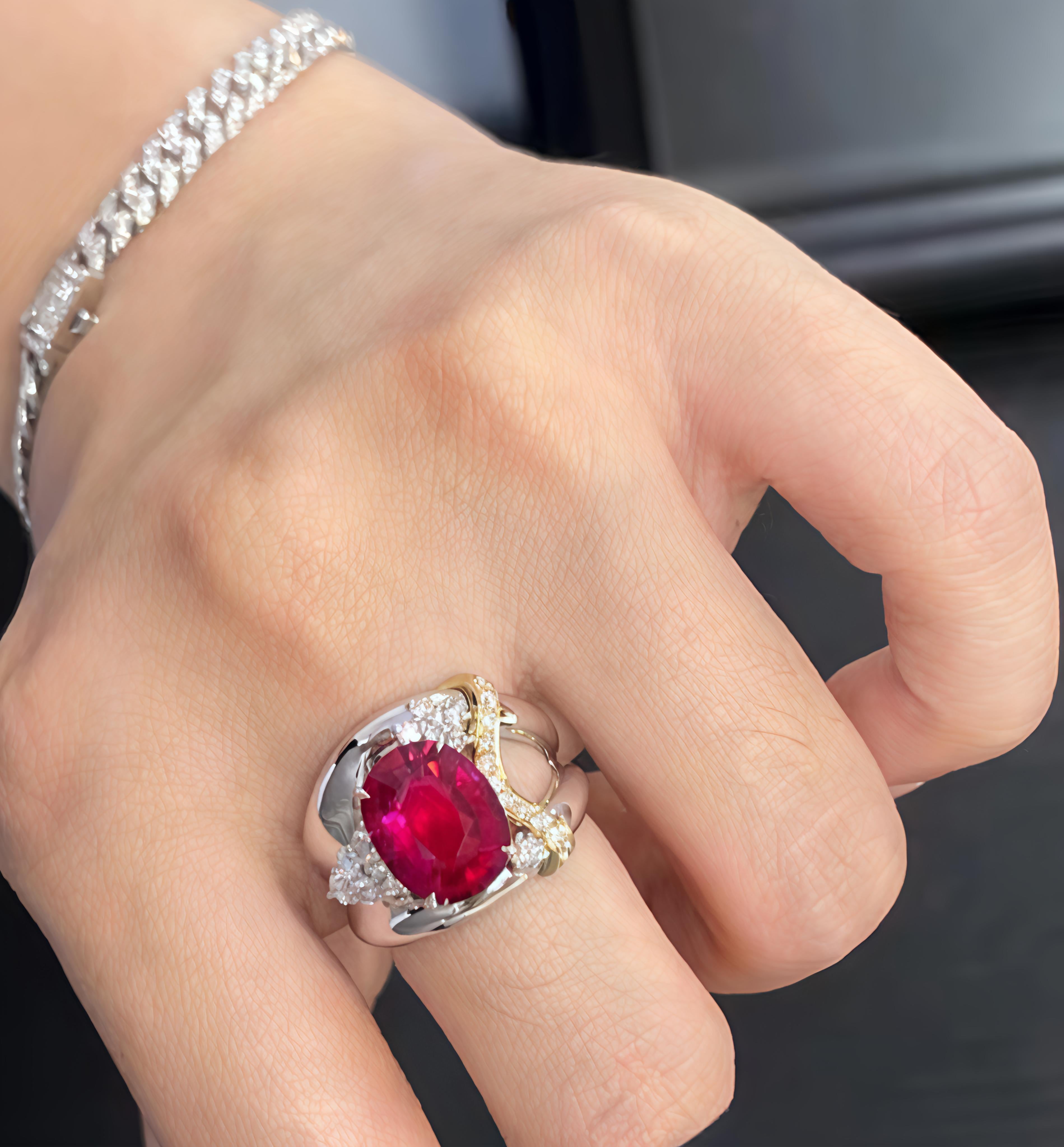 Taglio ovale 3,91 carati di tormalina rubellite vivida Anello cocktail con diamante Pensa oro in vendita