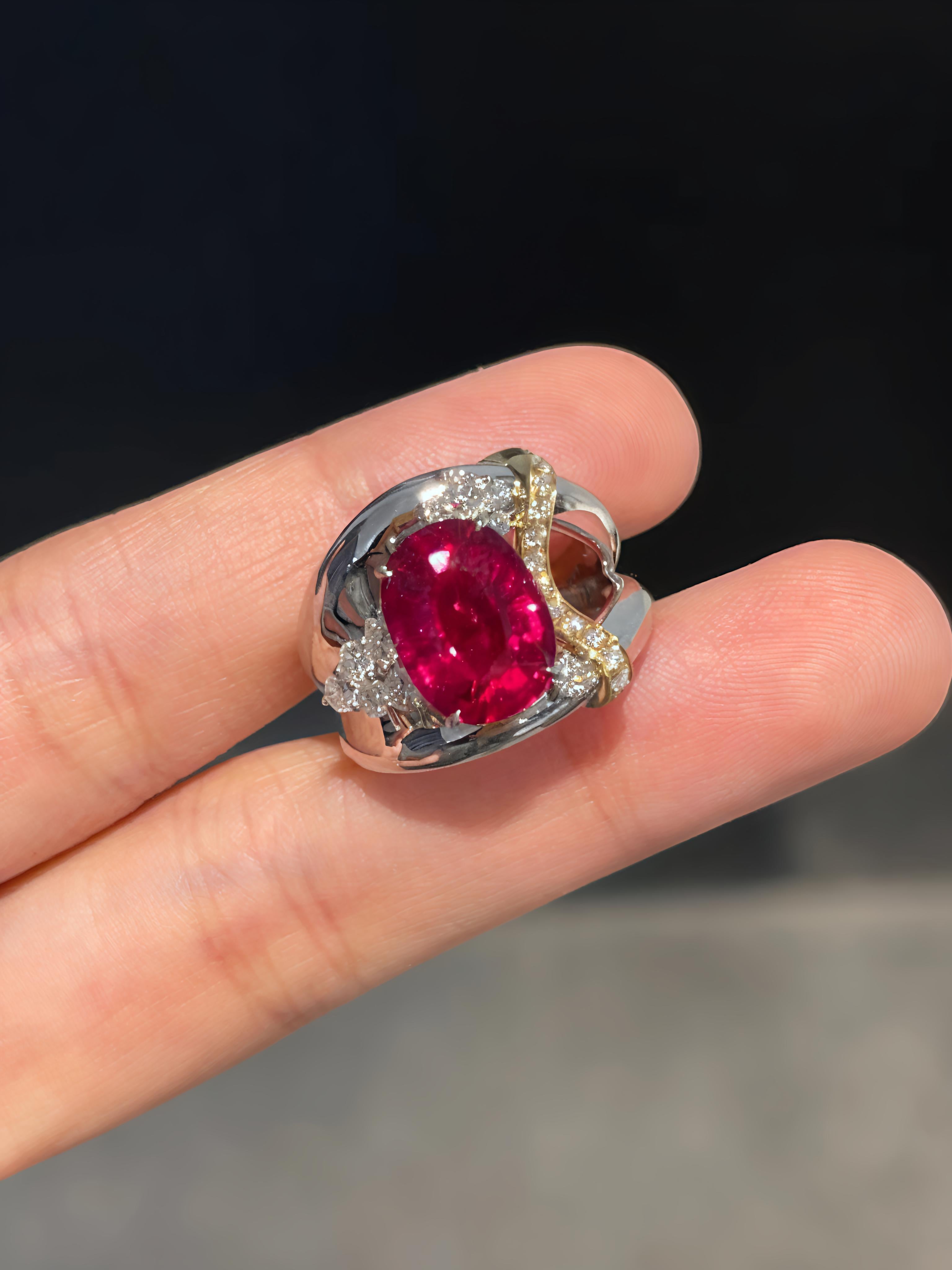 3,91 carati di tormalina rubellite vivida Anello cocktail con diamante Pensa oro In condizioni Nuovo in vendita a Kowloon, HK