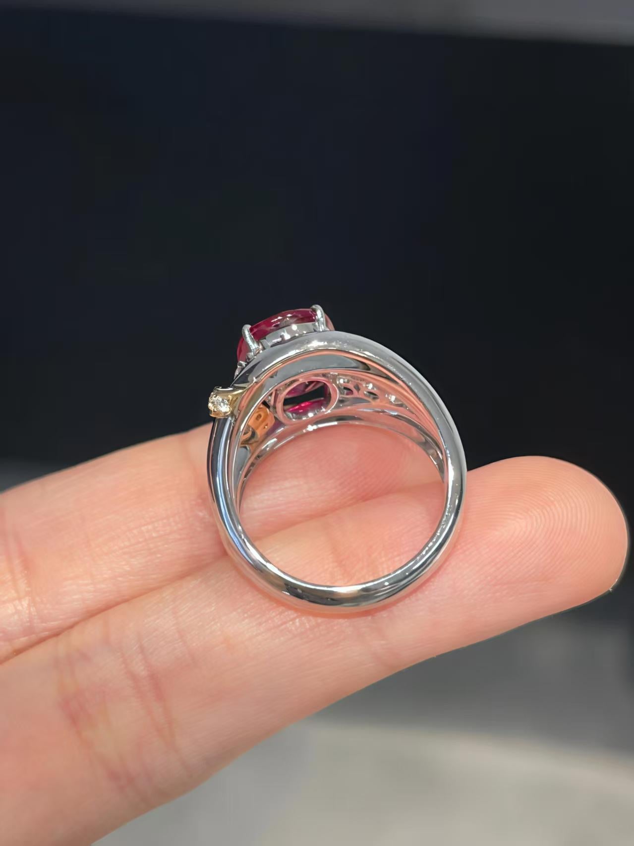 3,91 carati di tormalina rubellite vivida Anello cocktail con diamante Pensa oro in vendita 1