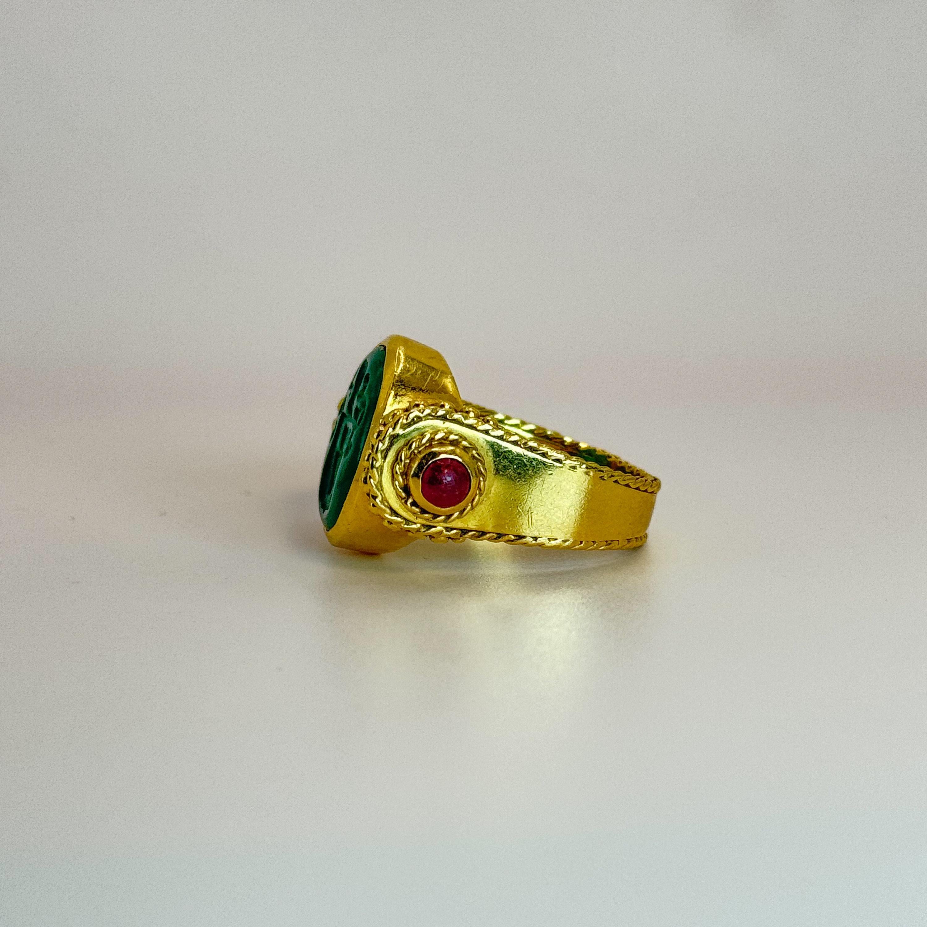 Taille cabochon Bague signet vintage en or 18 carats avec détails sculptés en jade et rubis  en vente