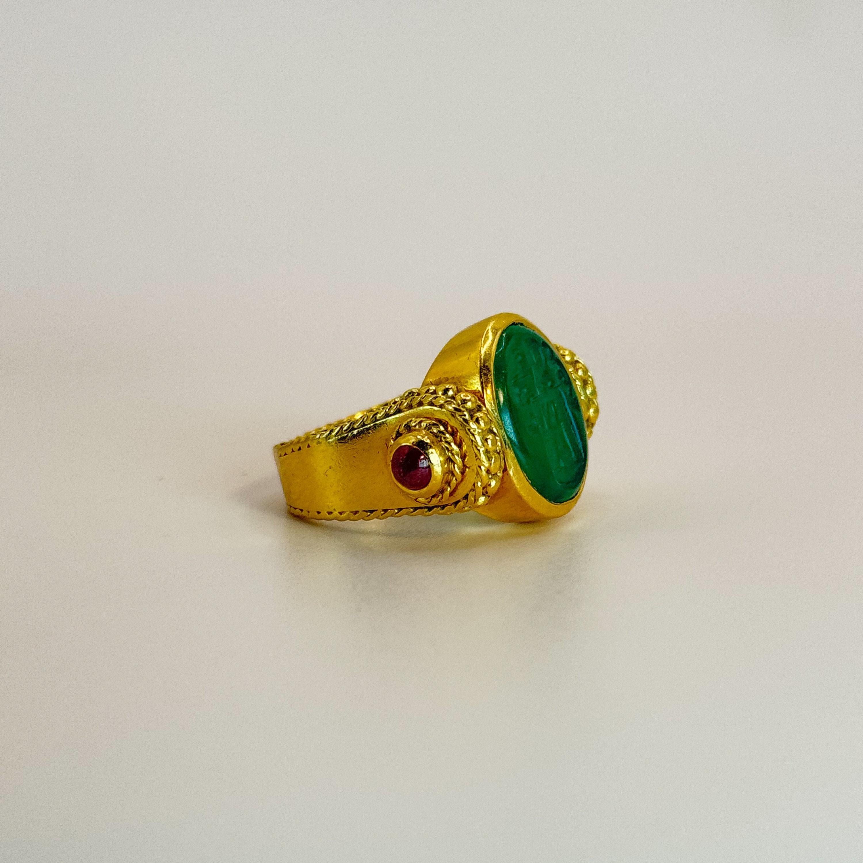 18K Gold Vintage Signet Ring with Carved Jade and Ruby Accents  In Excellent Condition For Sale In Geneva, CH