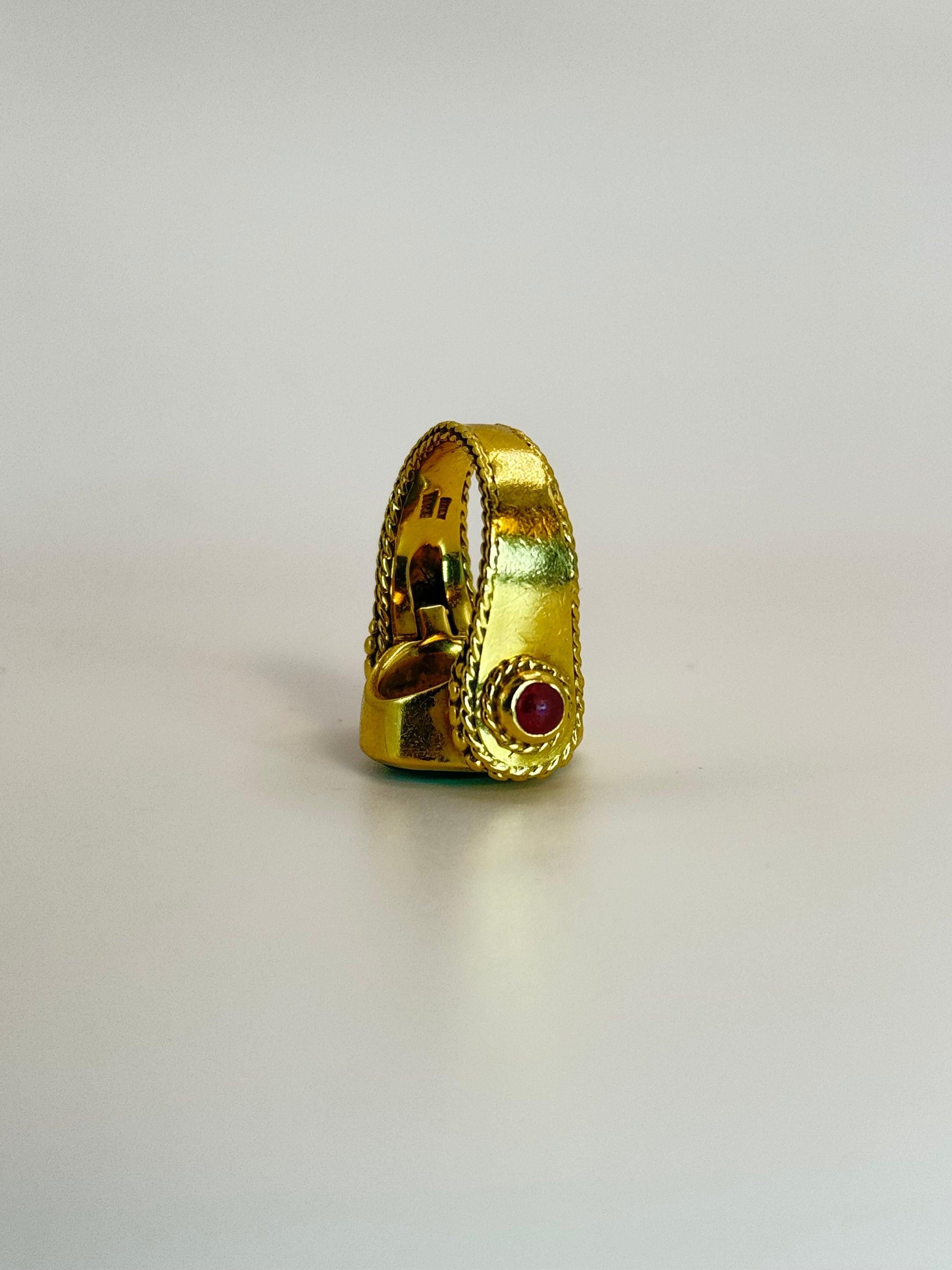 Bague signet vintage en or 18 carats avec détails sculptés en jade et rubis  en vente 2