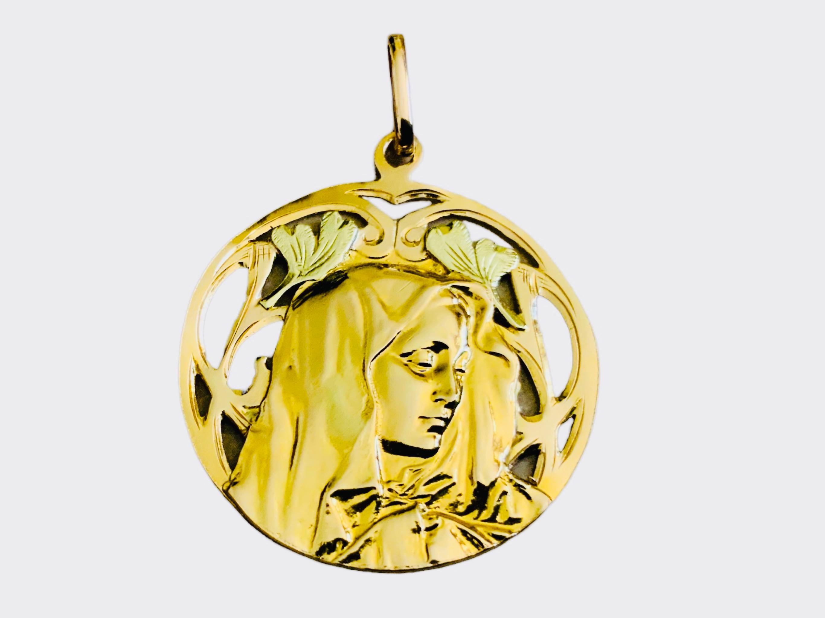 18k Gold Virgin Mary Round Pendant In Good Condition In Guaynabo, PR