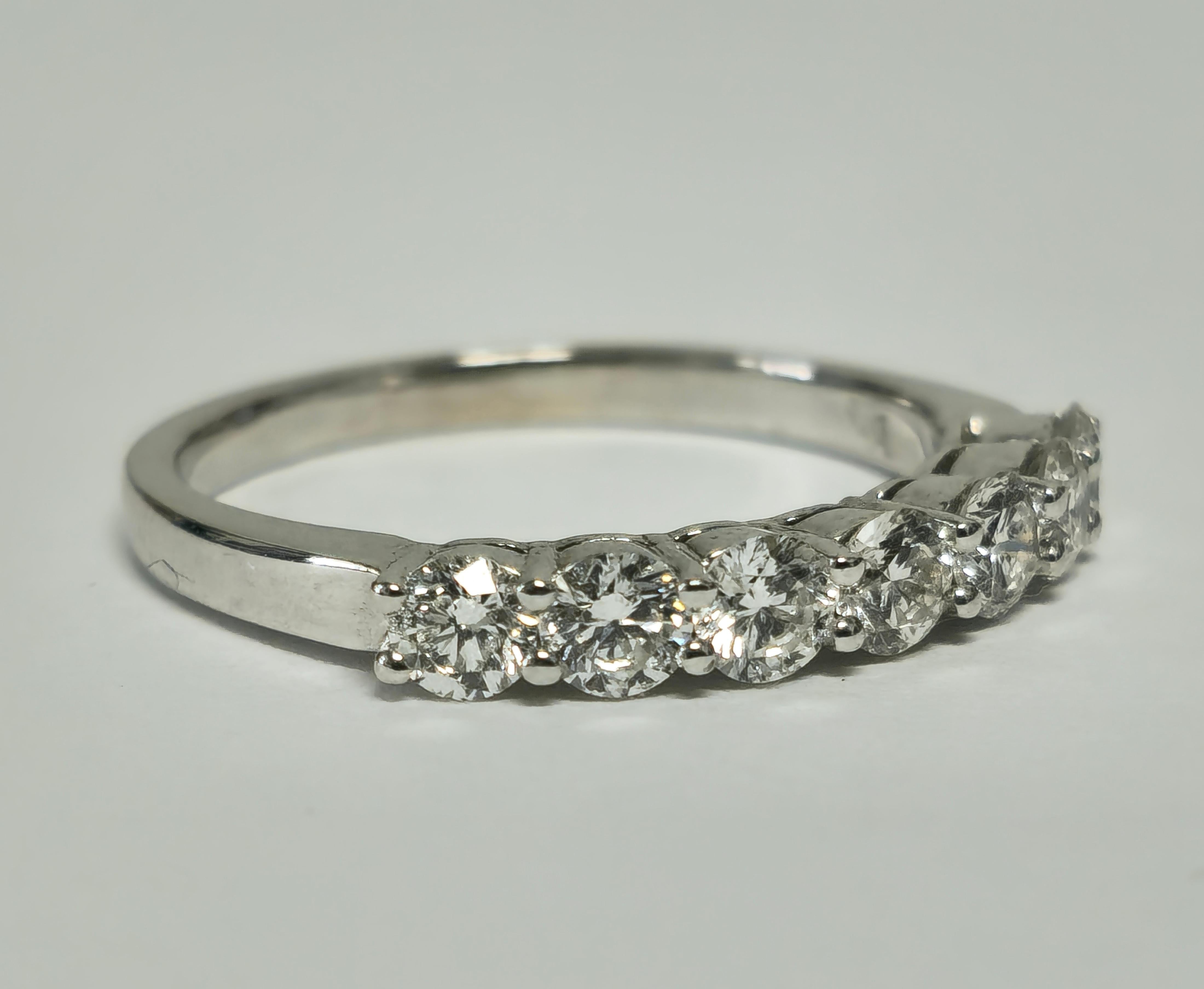 18k Gold, VVS Diamond Engagement Ring For Her. In Excellent Condition For Sale In Miami, FL
