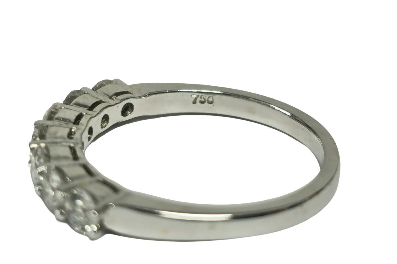 18k Gold, VVS Diamond Engagement Ring For Her. In Excellent Condition For Sale In Miami, FL