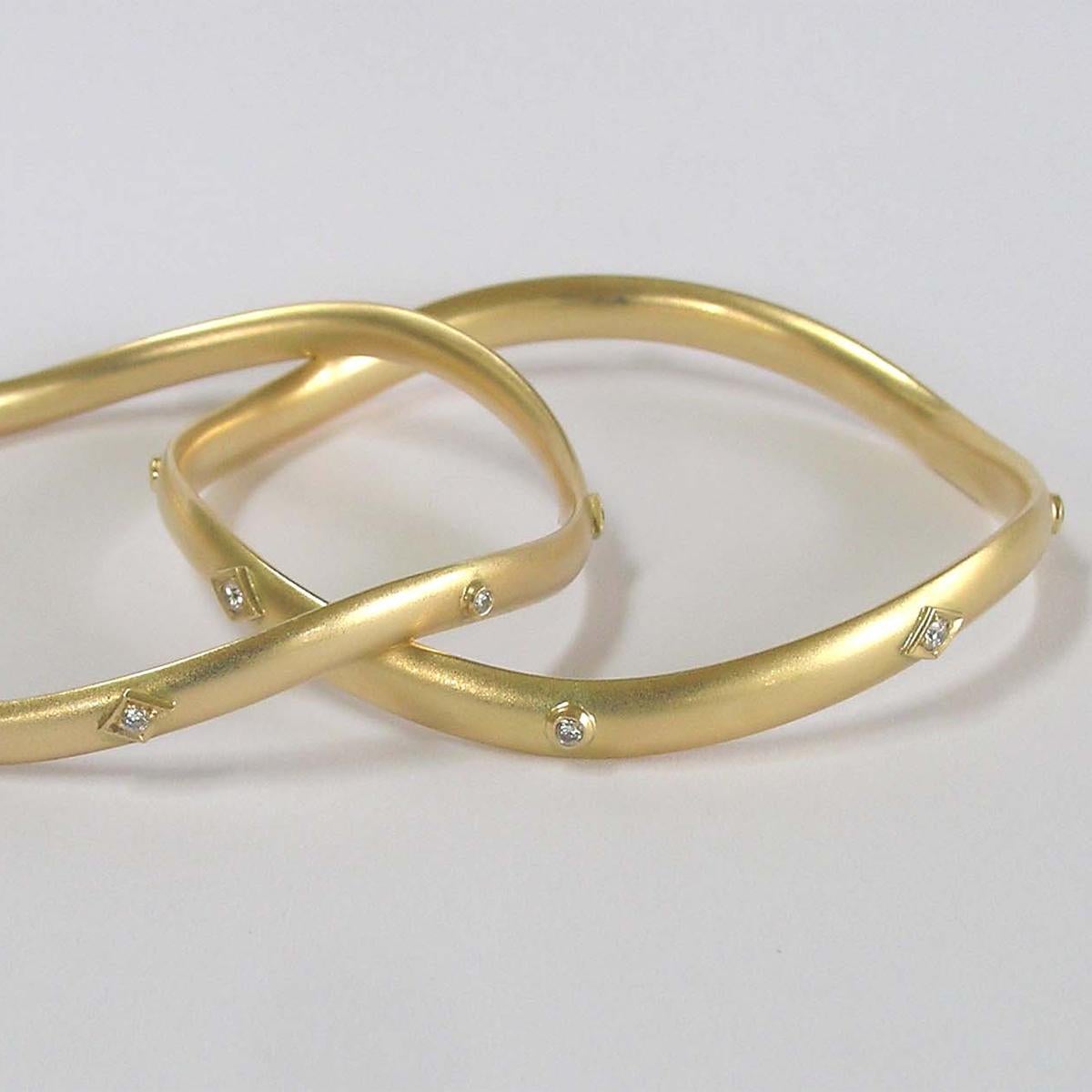 18 Karat Gold Wave Bangle with Diamonds For Sale at 1stDibs