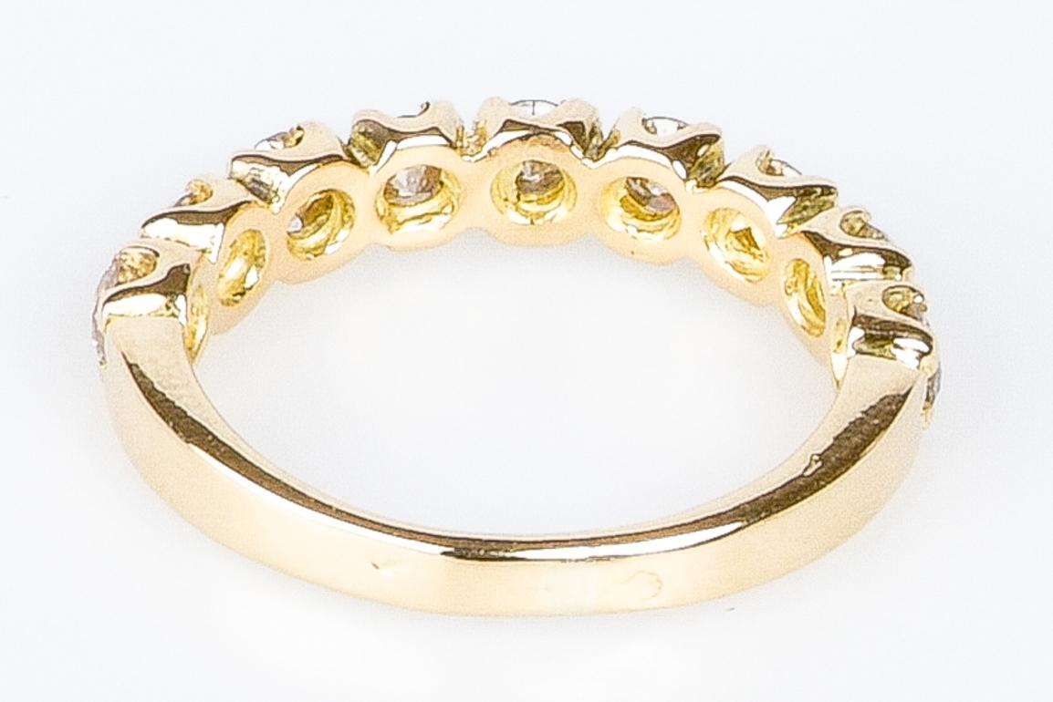  18k gold wedding ring adorned with nine beautiful diamonds For Sale 5