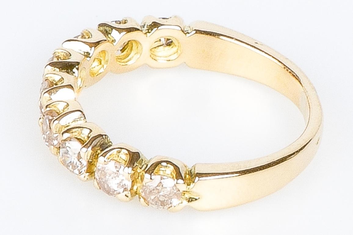  18 Karat Gold Ehering mit neun schönen Diamanten im Angebot 6