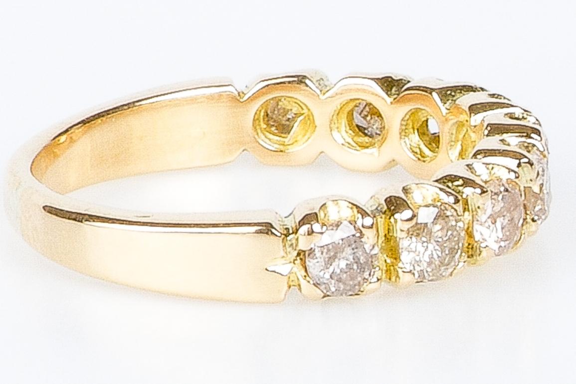 Taille ronde  Bague de mariage en or 18 carats ornée de neuf beaux diamants en vente