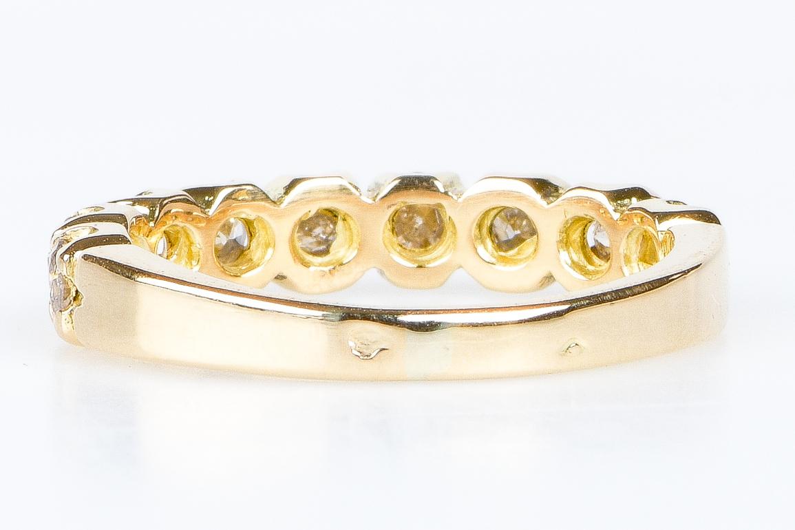 Women's  18k gold wedding ring adorned with nine beautiful diamonds For Sale
