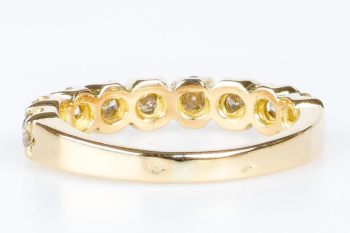  18k gold wedding ring adorned with nine beautiful diamonds For Sale 1