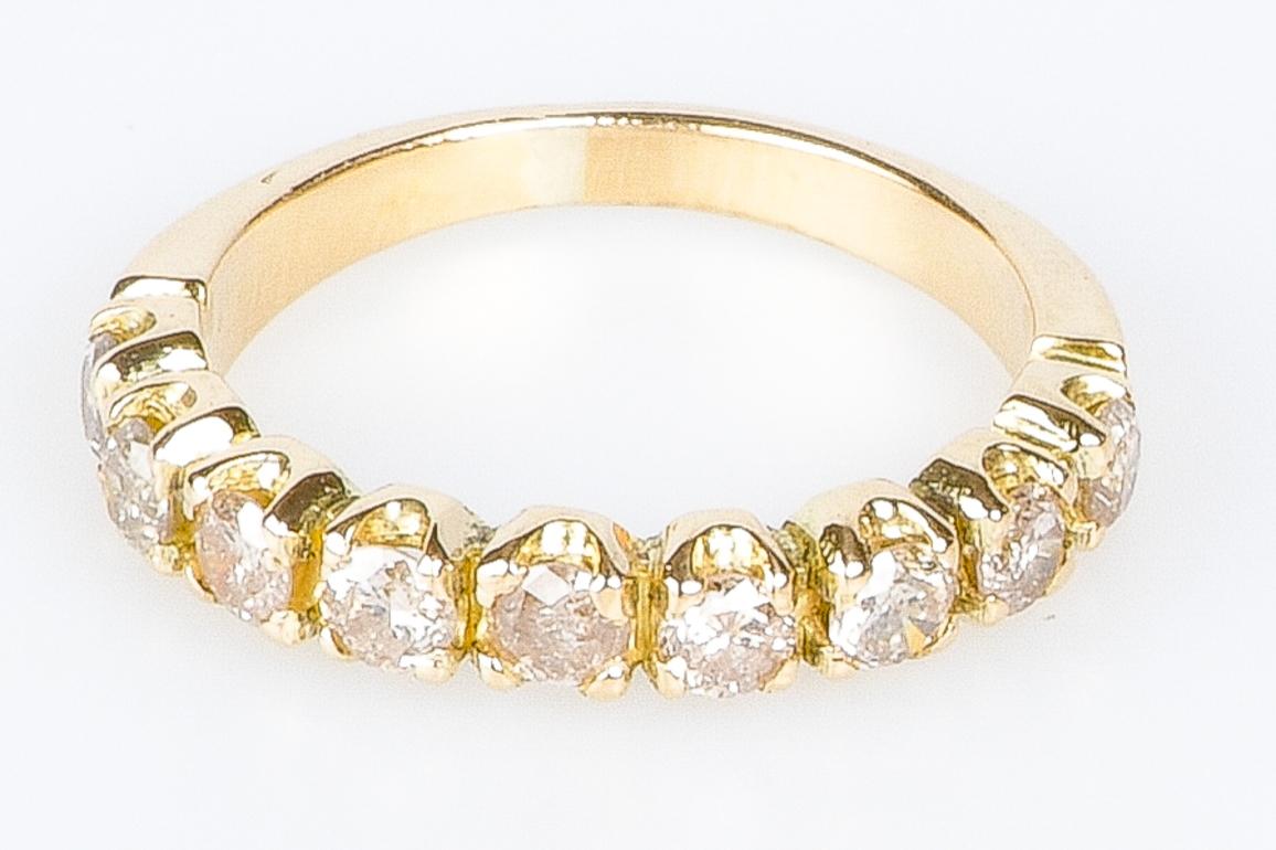  18k gold wedding ring adorned with nine beautiful diamonds For Sale 2