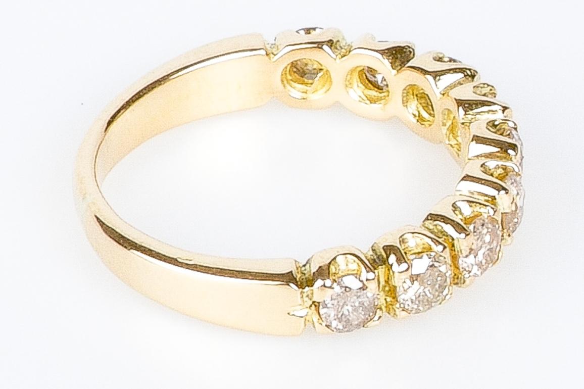 18k gold wedding ring adorned with nine beautiful diamonds For Sale 3