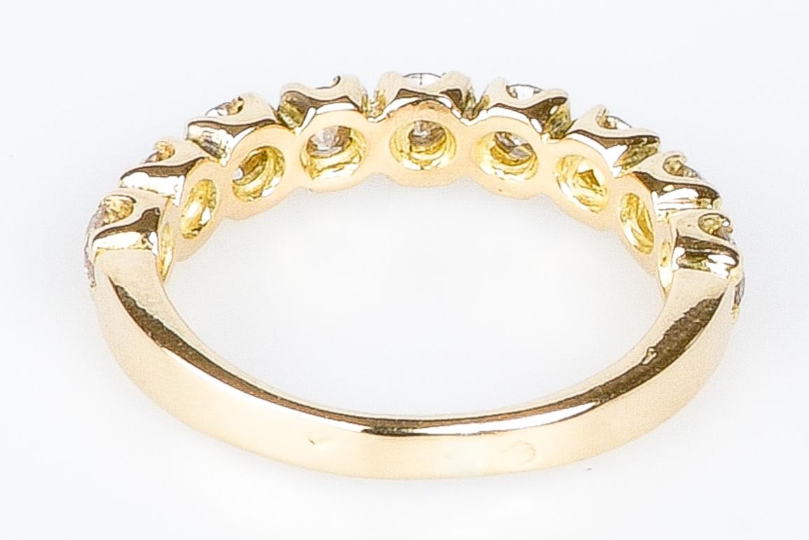  18k gold wedding ring adorned with nine beautiful diamonds For Sale 4