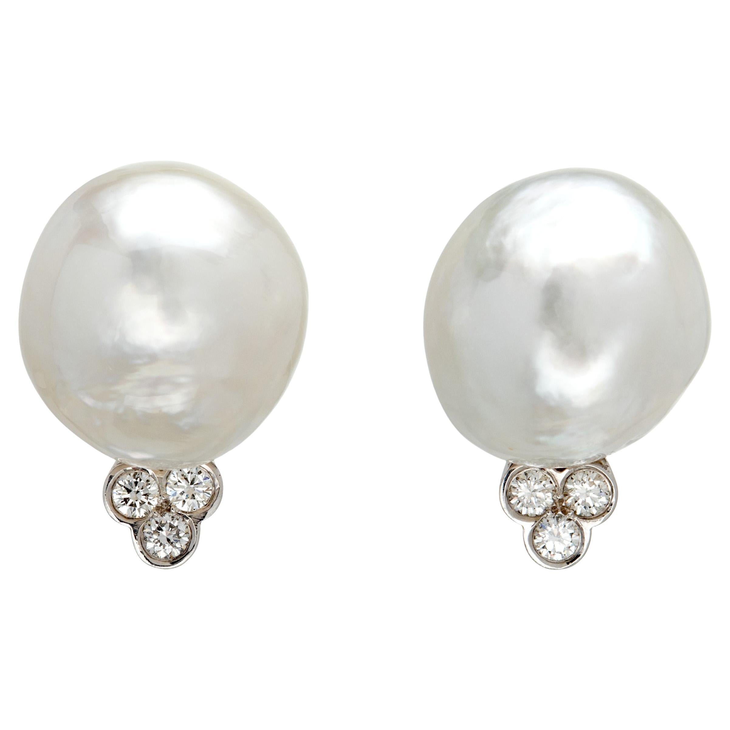 Boucles d'oreilles Trinity en or blanc 18 carats avec perles baroques des mers du Sud et diamants