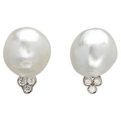 Boucles d'oreilles Trinity en or blanc 18 carats avec perles baroques des mers du Sud et diamants