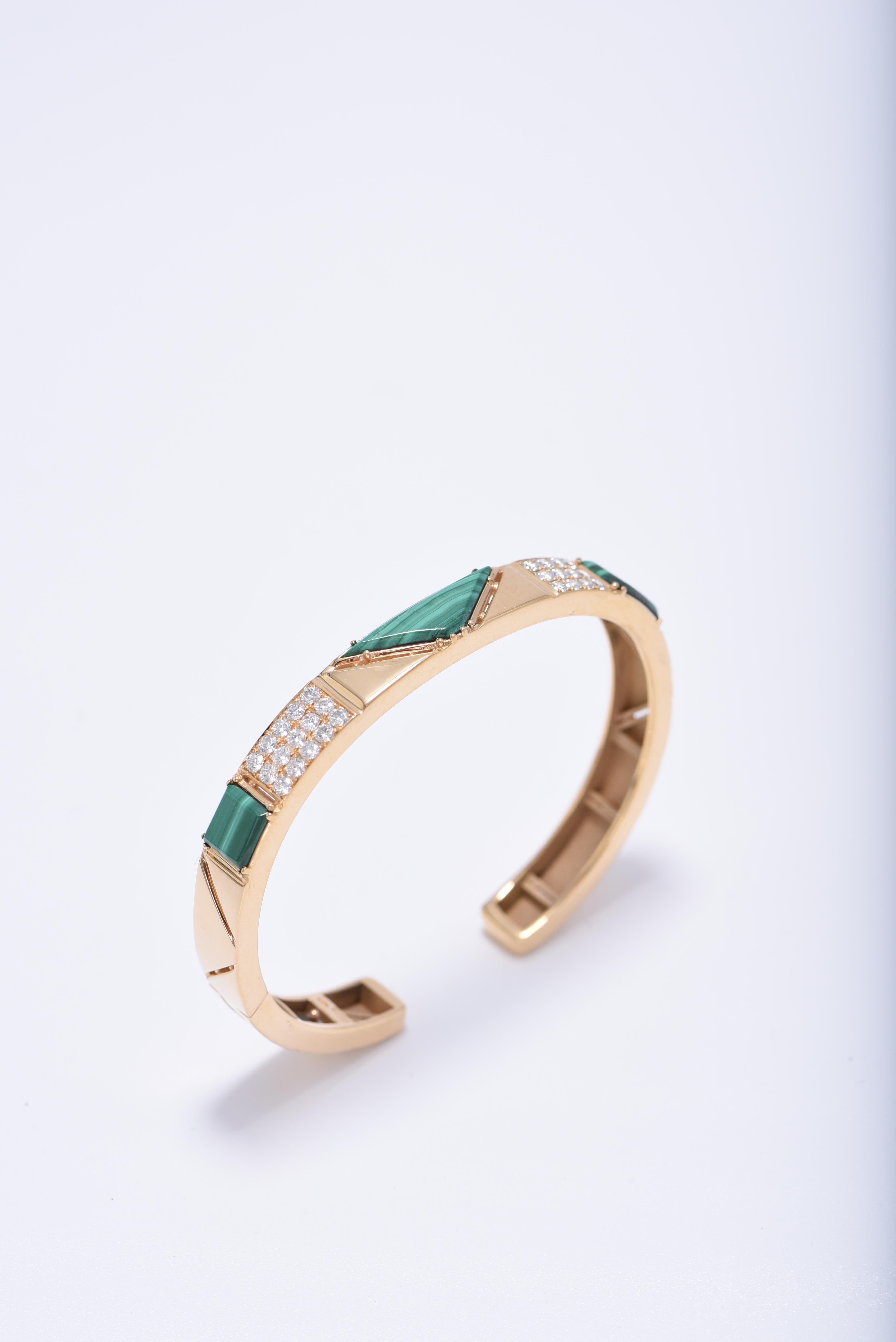 Cuff from Miseno's Baia collection in 18K yellow gold (approx. 26 grams) with white diamonds (approx. 0.97 carats) and malachite