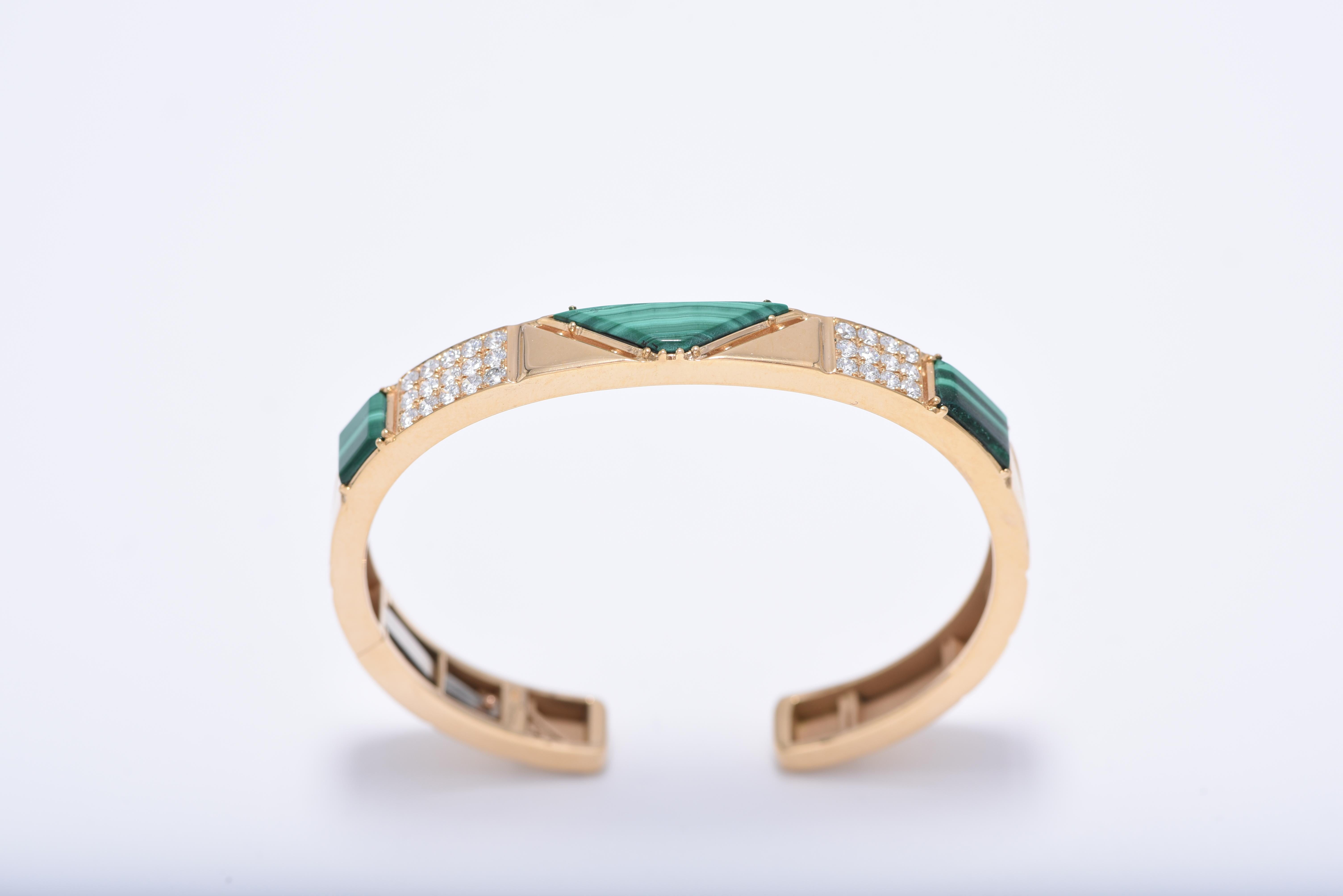 18k Gold, White Diamond, and Malachite Cuff Bracelet In New Condition For Sale In Huntington, NY