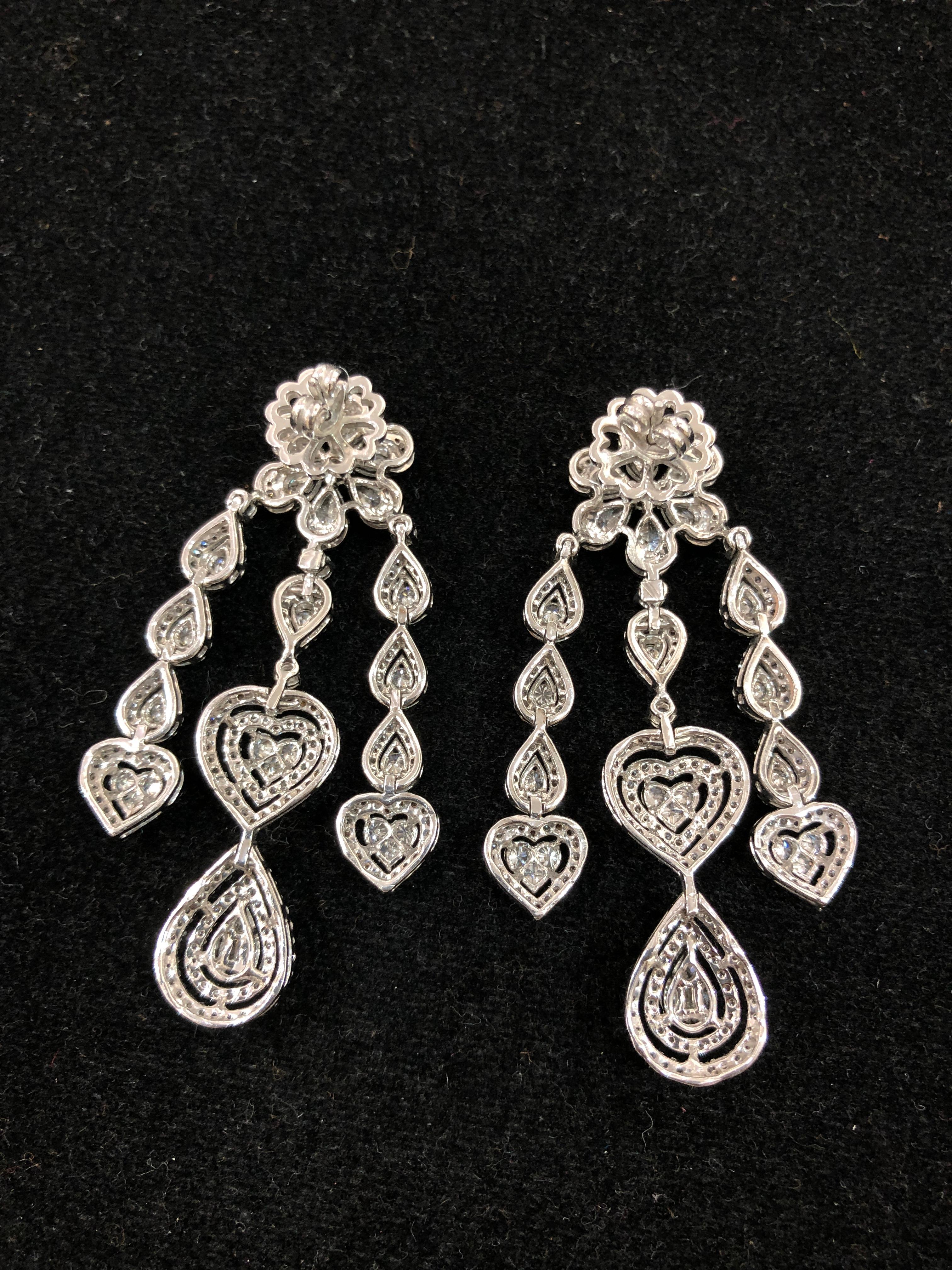 18 Karat Gold White Diamond Chandelier Earrings In New Condition For Sale In New Delhi, Delhi