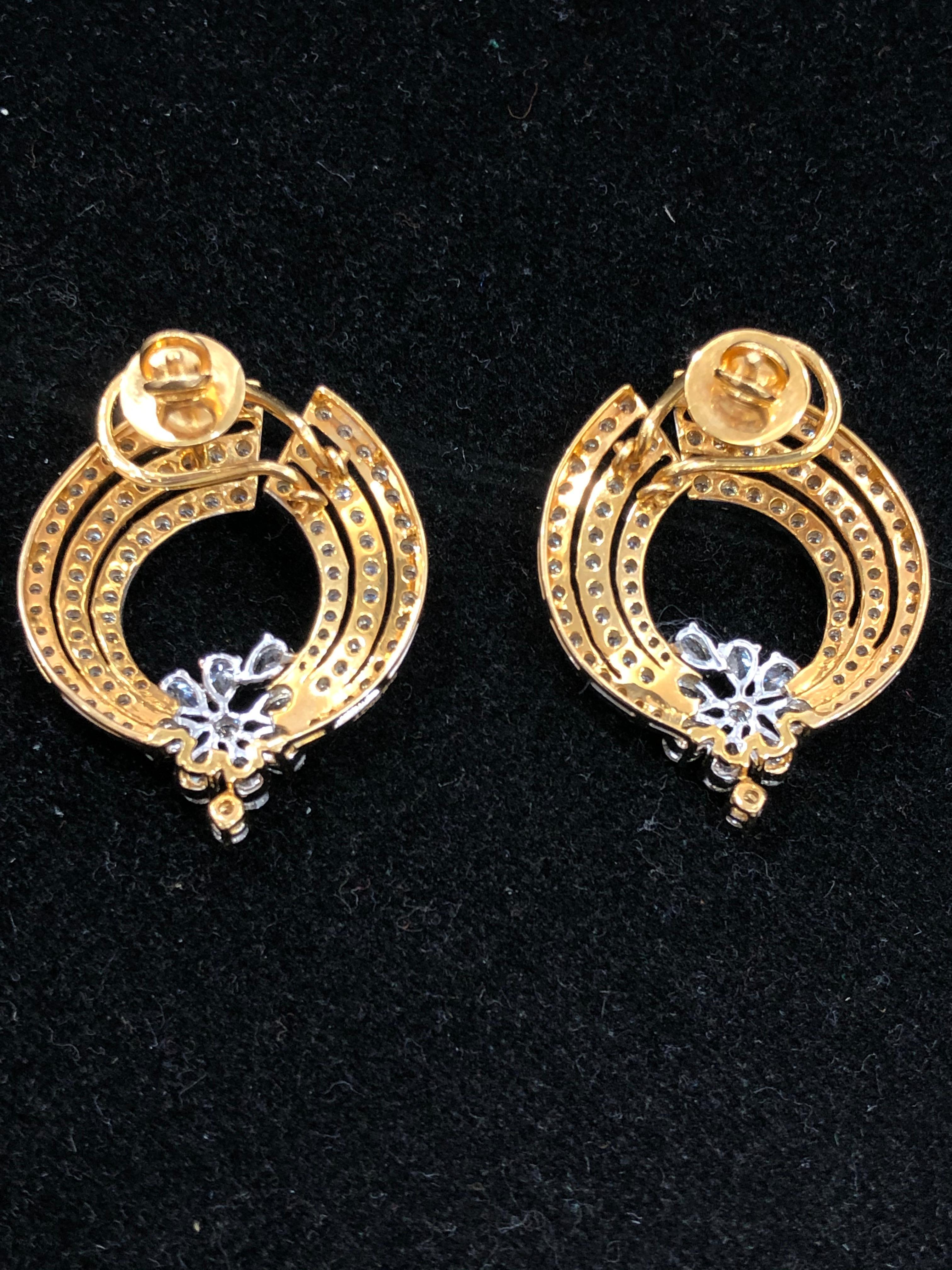 18 Karat Gold Weiße Diamant-Reifenohrringe (Moderne) im Angebot
