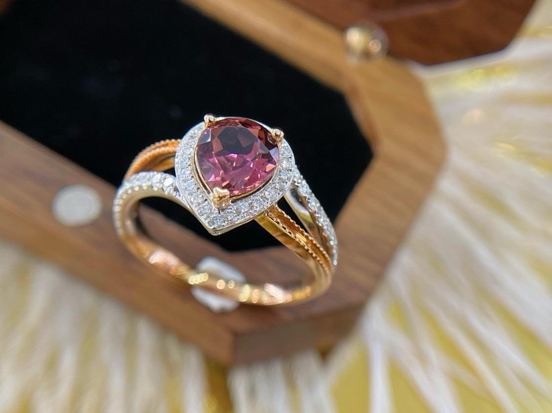 Cocktailring aus 18 Karat Roségold und Weißgold mit Turmalin und Diamant

Hauptstein - 1.005 CT
Diamanten - 0,304 CT 
Gesamtgewicht - 3,26 GM

Luxuriöses MATERIAL: Hergestellt aus 18 Karat Roségold und Weißgold, die für Langlebigkeit und einen