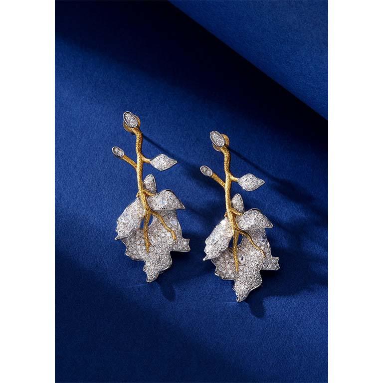 Moderne Boucles d'oreilles feuilles en or blanc 18K et diamants multi-tons en vente