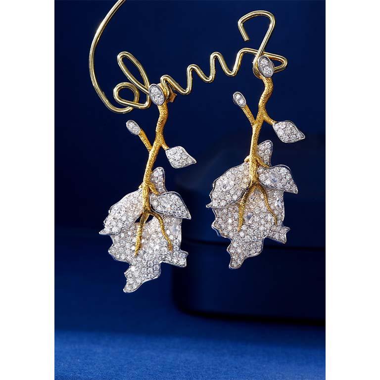 Taille ronde Boucles d'oreilles feuilles en or blanc 18K et diamants multi-tons en vente