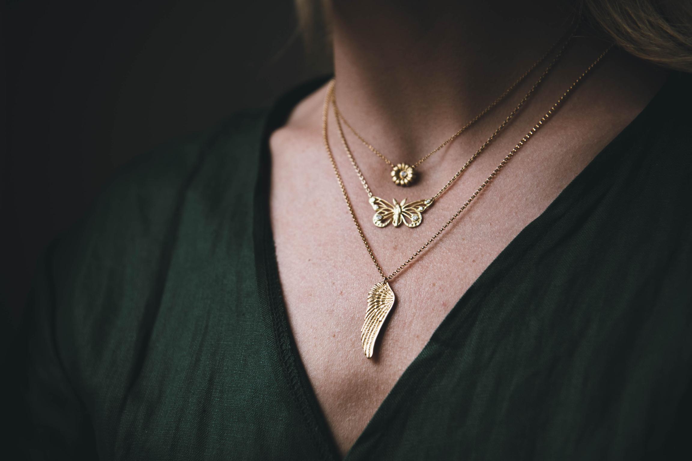 Questa collana di ali in oro 18 carati è intagliata a mano con dettagli squisiti. Quando lo indosserai sentirai il peso di questo oro intorno al collo. Ti ricorderà che puoi spiccare il volo, sognare in grande e volare! 
La collana ad ali d'oro 18