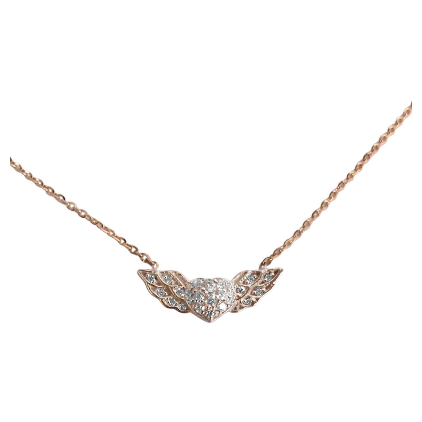 Le collier de diamants à cœur ailé de Valentine Jewelry est en or massif 18 carats.
Disponible en trois couleurs d'or : Or Rose / Or Blanc / Or Jaune.

Diamant naturel de taille ronde authentique, chaque diamant est sélectionné à la main par mes