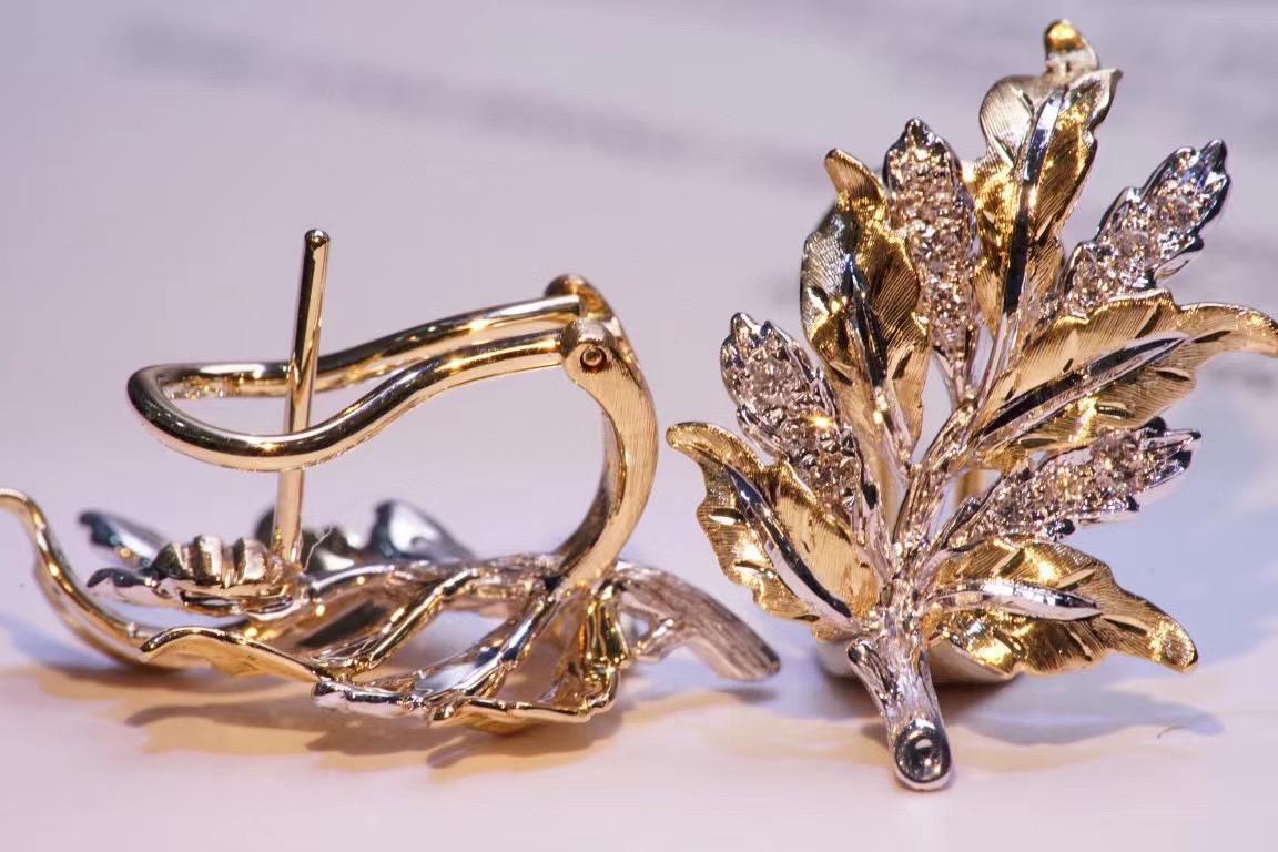 18K Gold Wire Drawing Leaf-Shaped Clip on Earrings with Diamonds In New Condition For Sale In Kowloon, HK