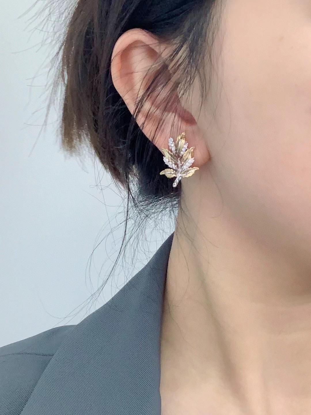 18K Gold Wire Drawing Leaf-Shaped Clip on Earrings with Diamonds For Sale 1