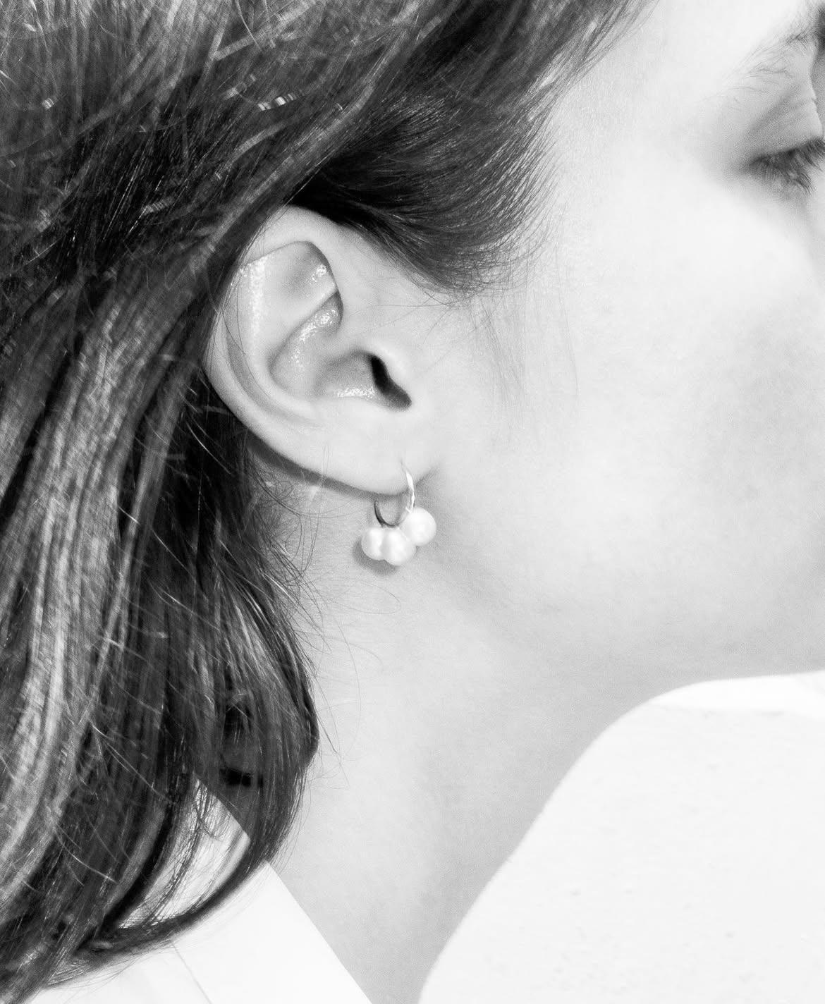 18k Gold mit 3 Flussperlen im Zustand „Neu“ im Angebot in Antwerpen, BE