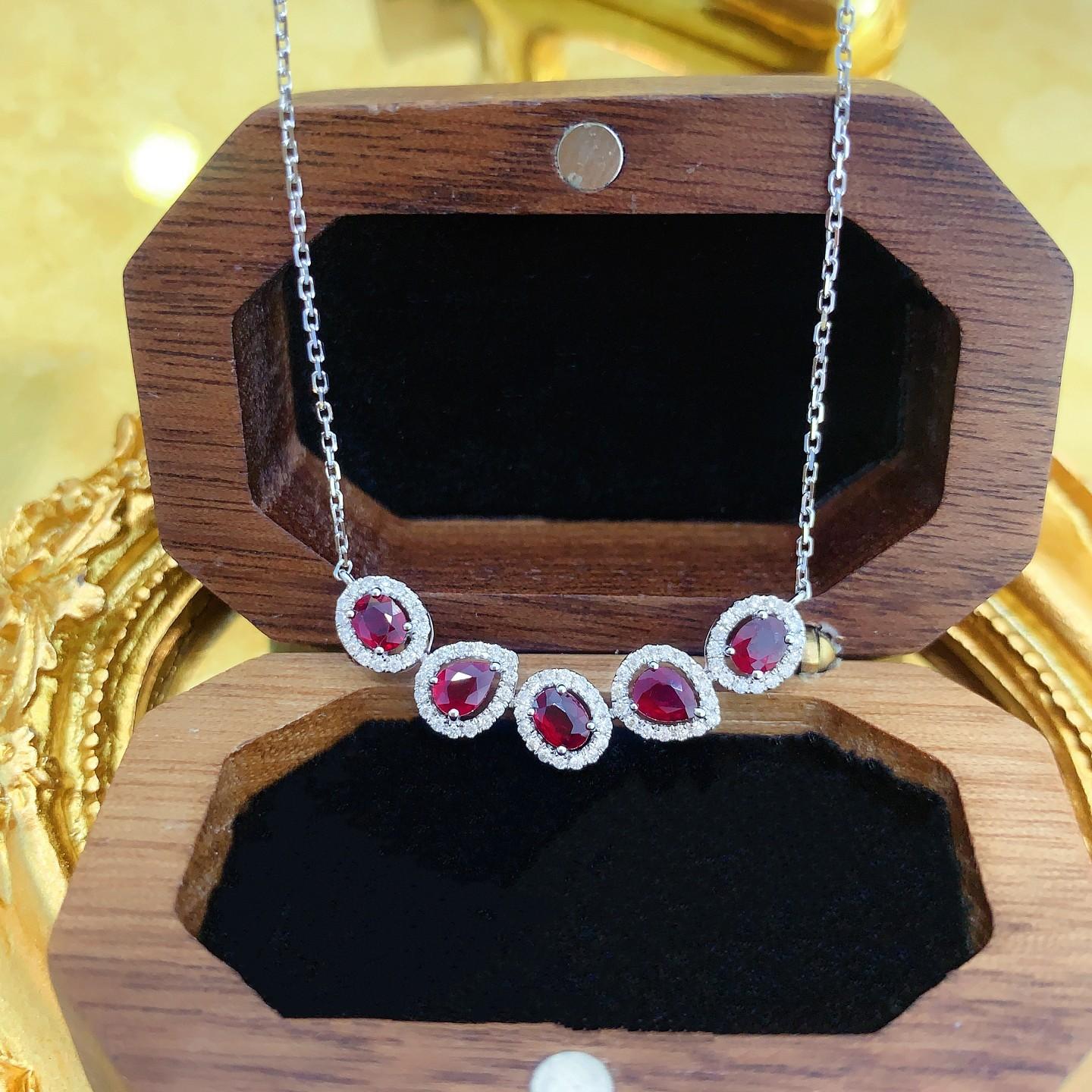 Moderne Collier sourire en or 18 carats avec rubis ovale et diamants naturels en vente