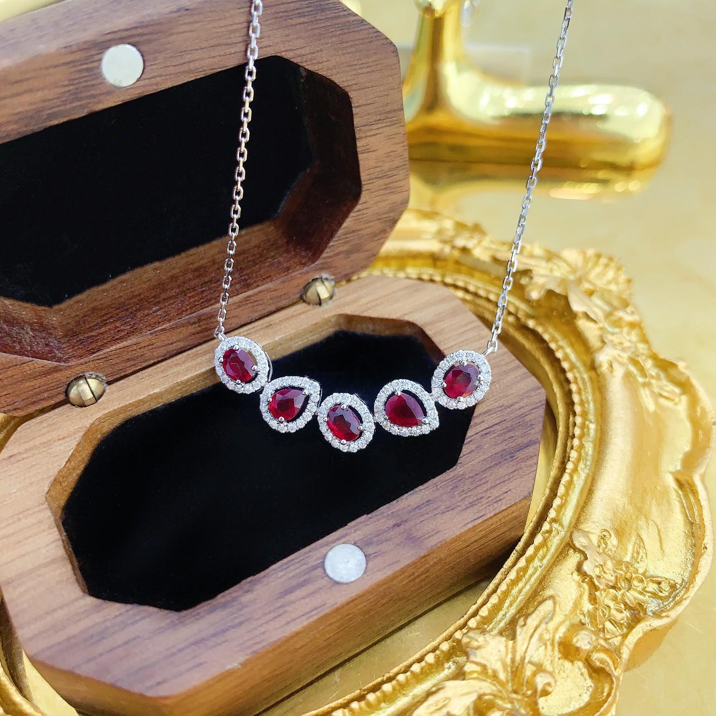 Taille ovale Collier sourire en or 18 carats avec rubis ovale et diamants naturels en vente