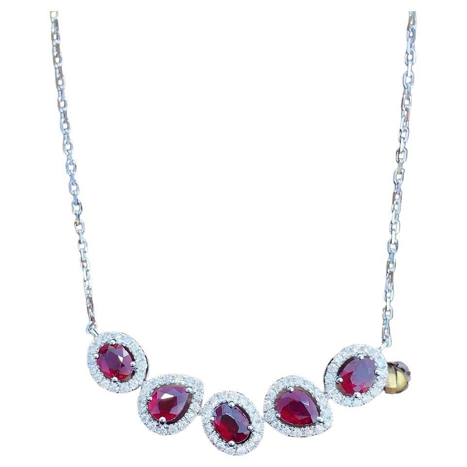 Collana in oro 18K con rubino ovale e diamanti naturali a goccia