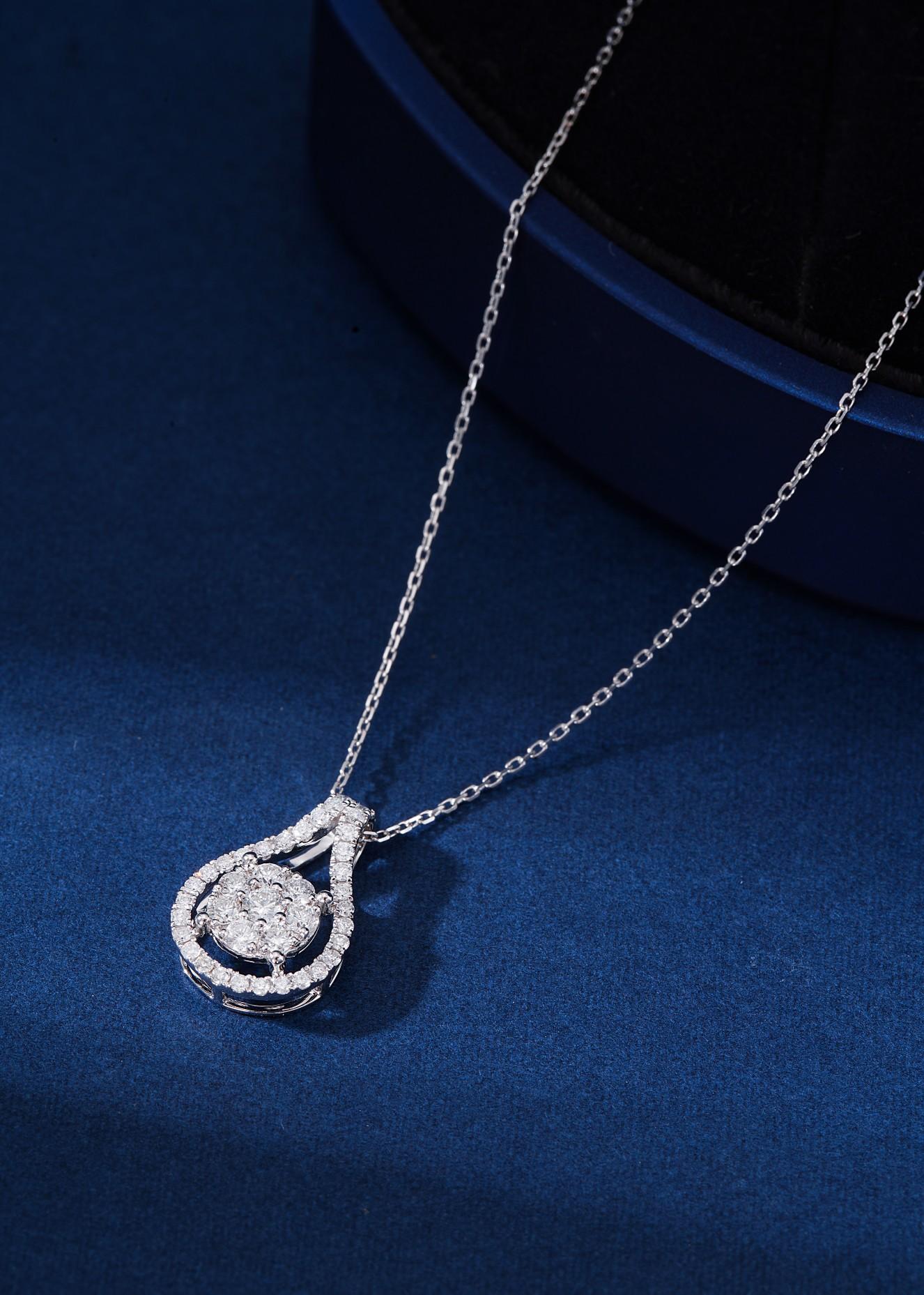Collana in oro 18 carati con sette pietre di diamanti naturali In condizioni Nuovo in vendita a Hong Kong, HK