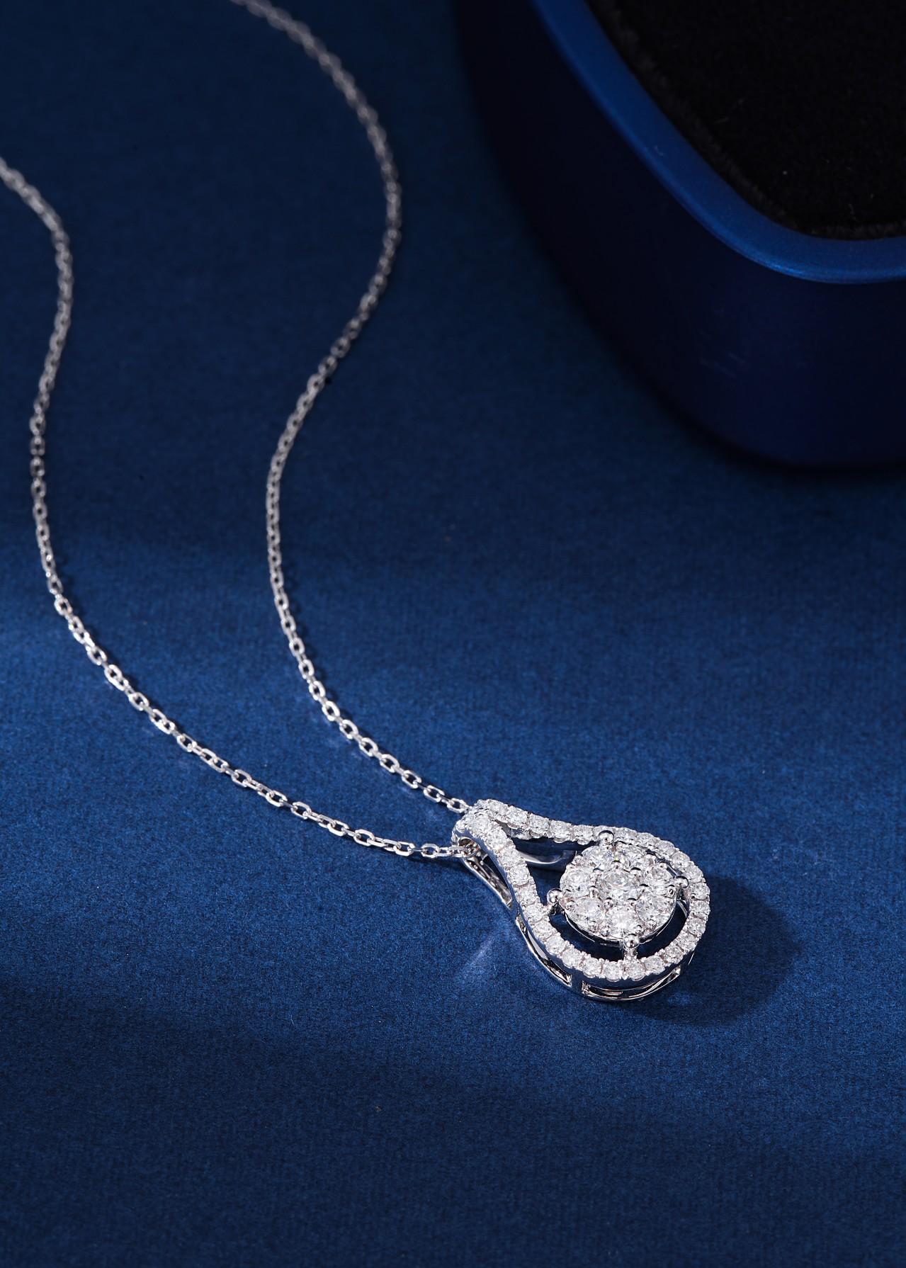 Donna Collana in oro 18 carati con sette pietre di diamanti naturali in vendita