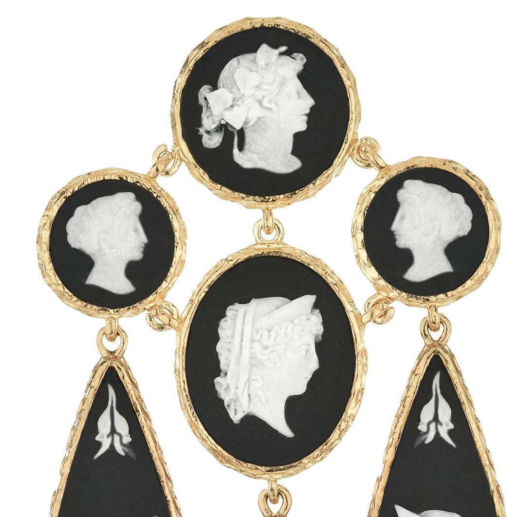 Néo-Renaissance Boucles d'oreilles camée en or 18 carats et vermeil représentant des femmes de la Rome antique en vente