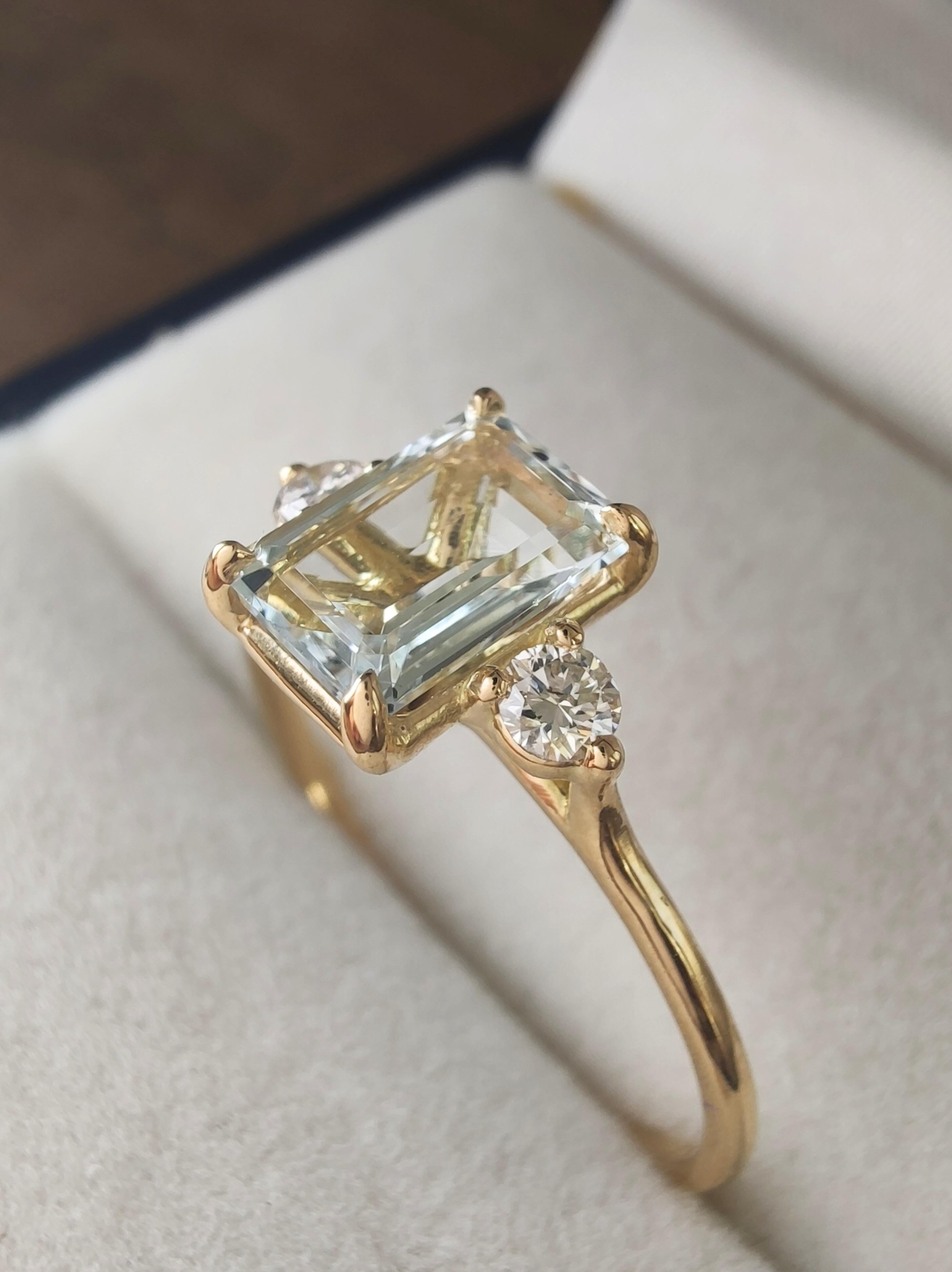 18K Gold Frauen Verlobungsring 0,88 Karat Zentral Aquamarin -Diamanten (Zeitgenössisch)