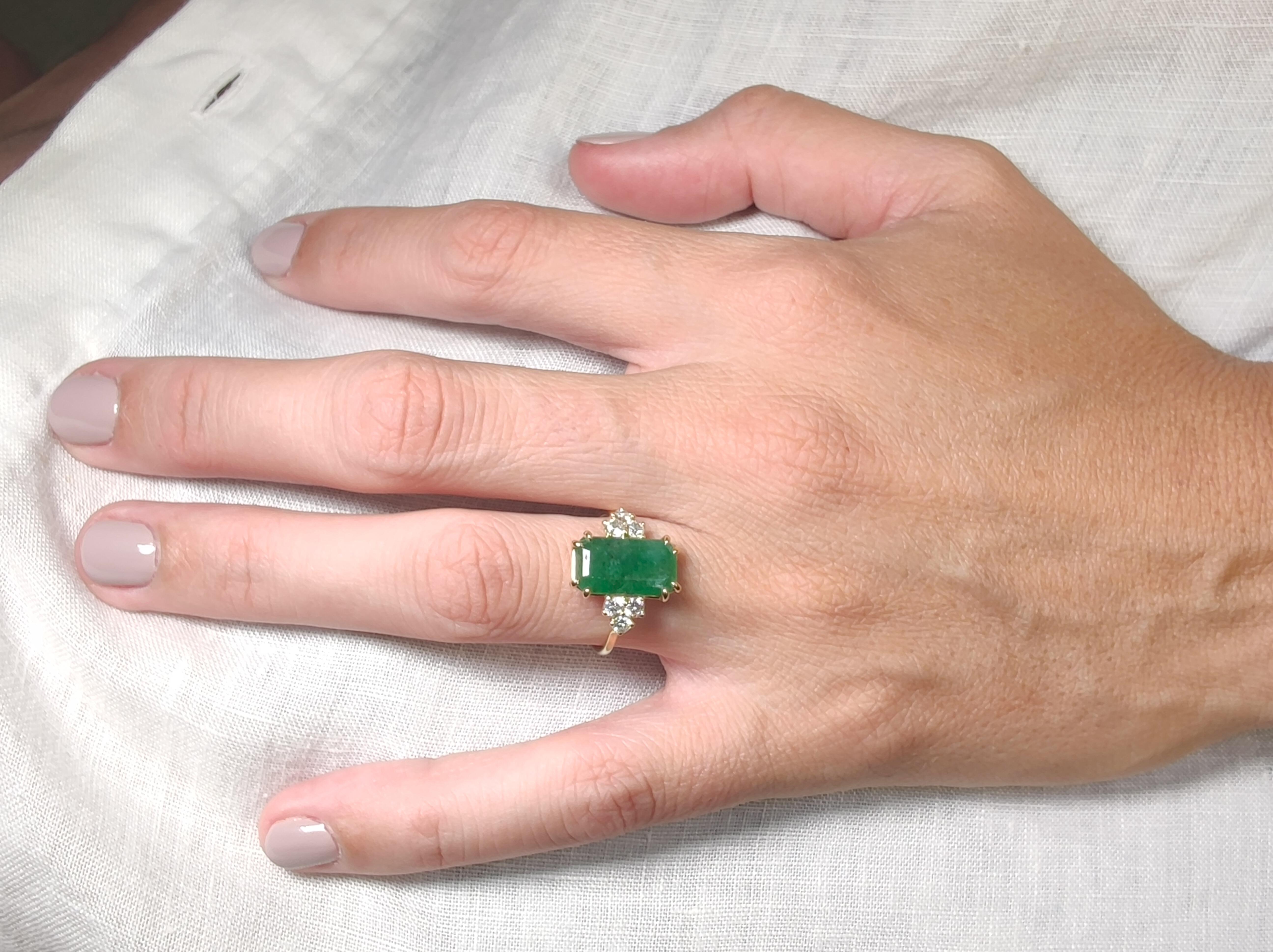 18K Gold  Verlobungsring 2,99 Karat Smaragd 0,44 Karat  Diamant (Zeitgenössisch)