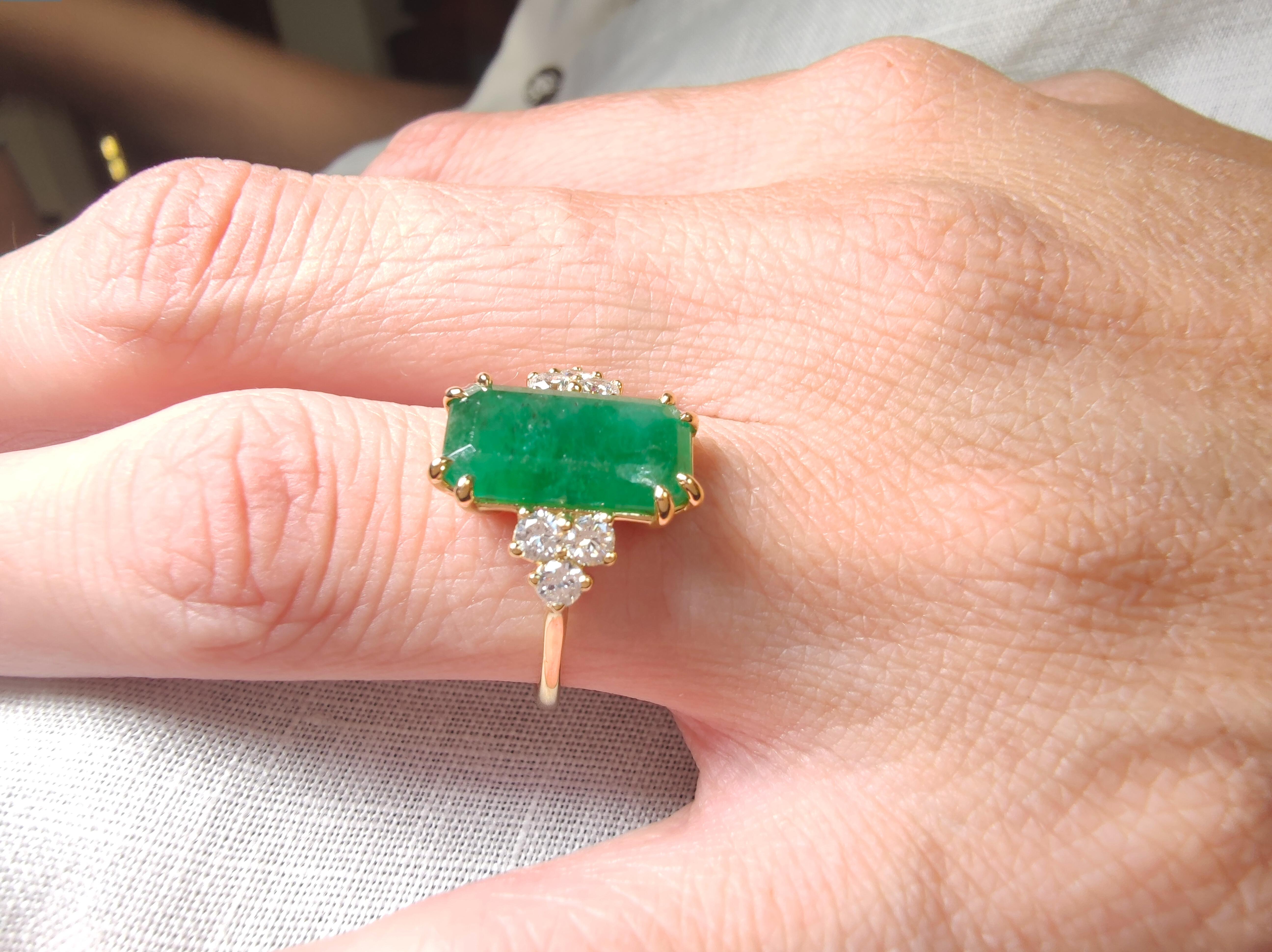 18K Gold  Verlobungsring 2,99 Karat Smaragd 0,44 Karat  Diamant (Smaragdschliff)