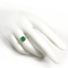 18 Karat Gold Damenring Smaragd-Diamanten-Dreistein-Verlobungsgeschenk Weihnachtsgeschenk